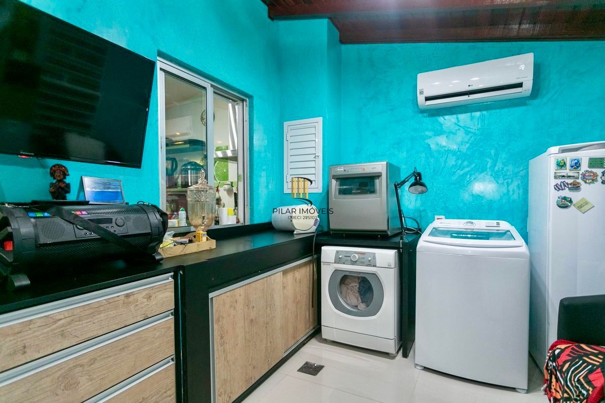 Casa 2 dormitórios 2 vagas cobertas em condomínio com Piscina Porto Alegre