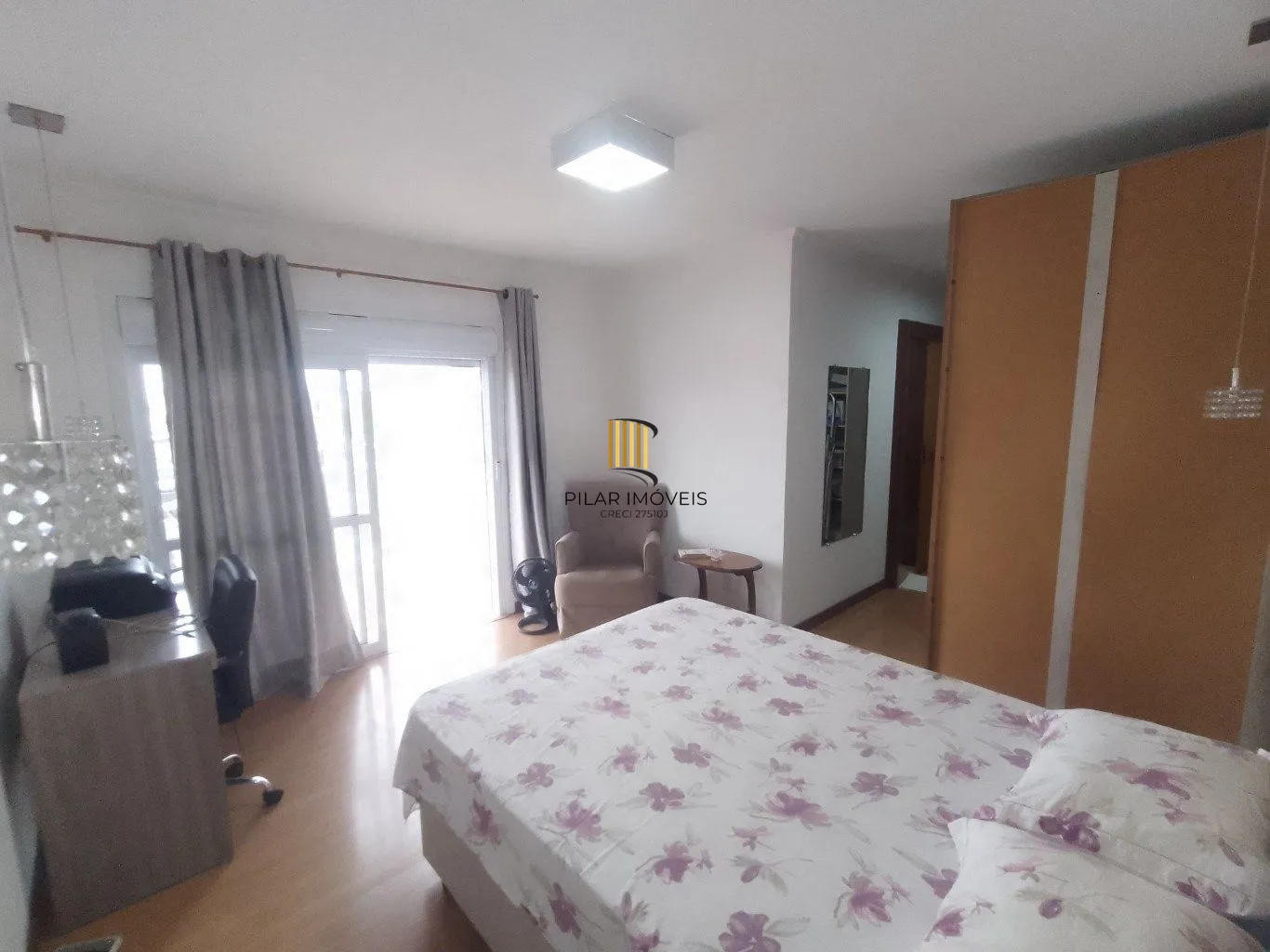 Casa de 5 dormitórios, piscina e 4 vagas de garagem em Canoas.