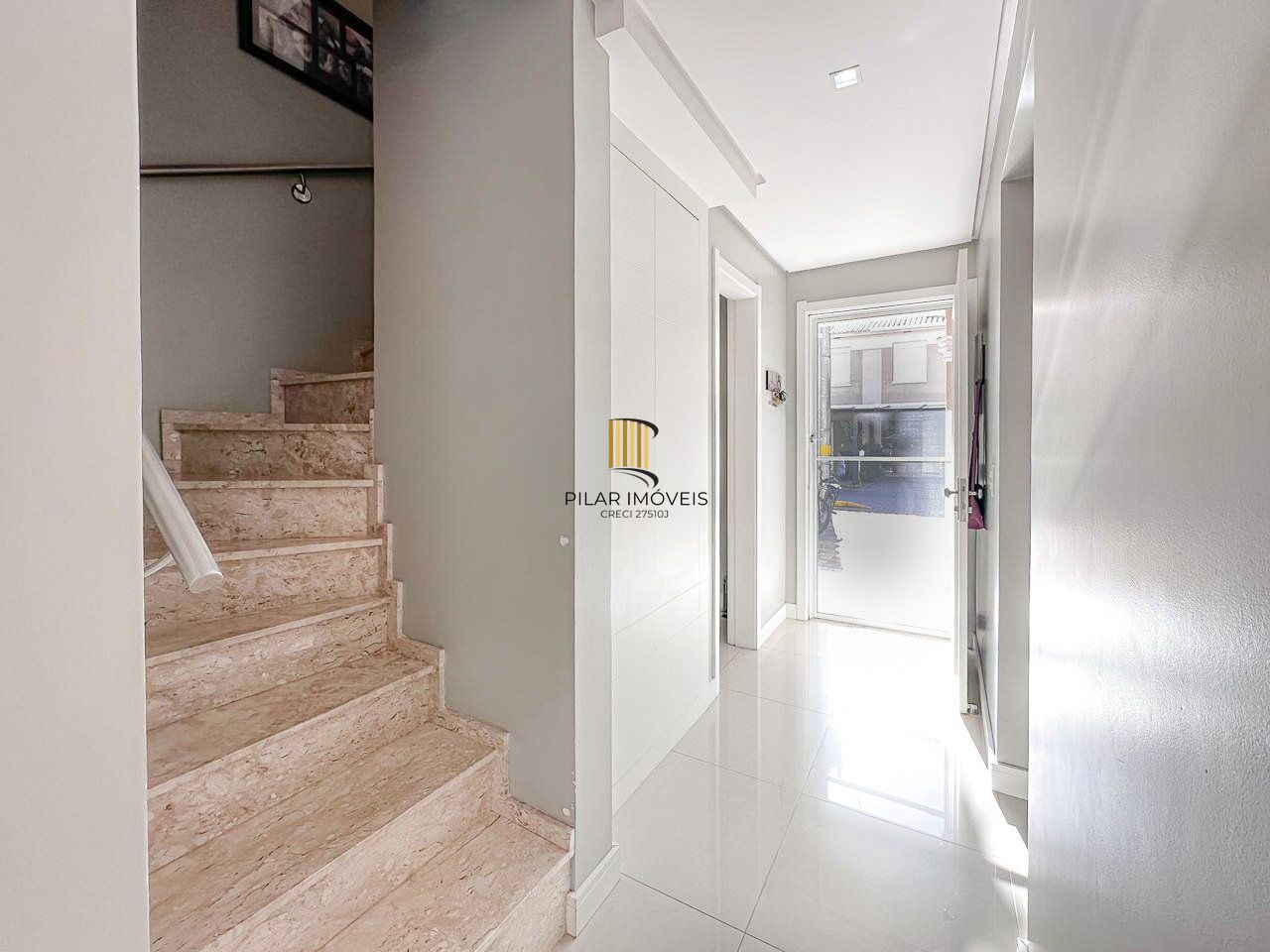 Casa em condomínio com 3 dormitórios e 3 vagas de garagem em Canoas.