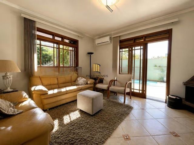 Casa de 3 dormitórios, piscina e 4 vagas de garagem em Canoas.