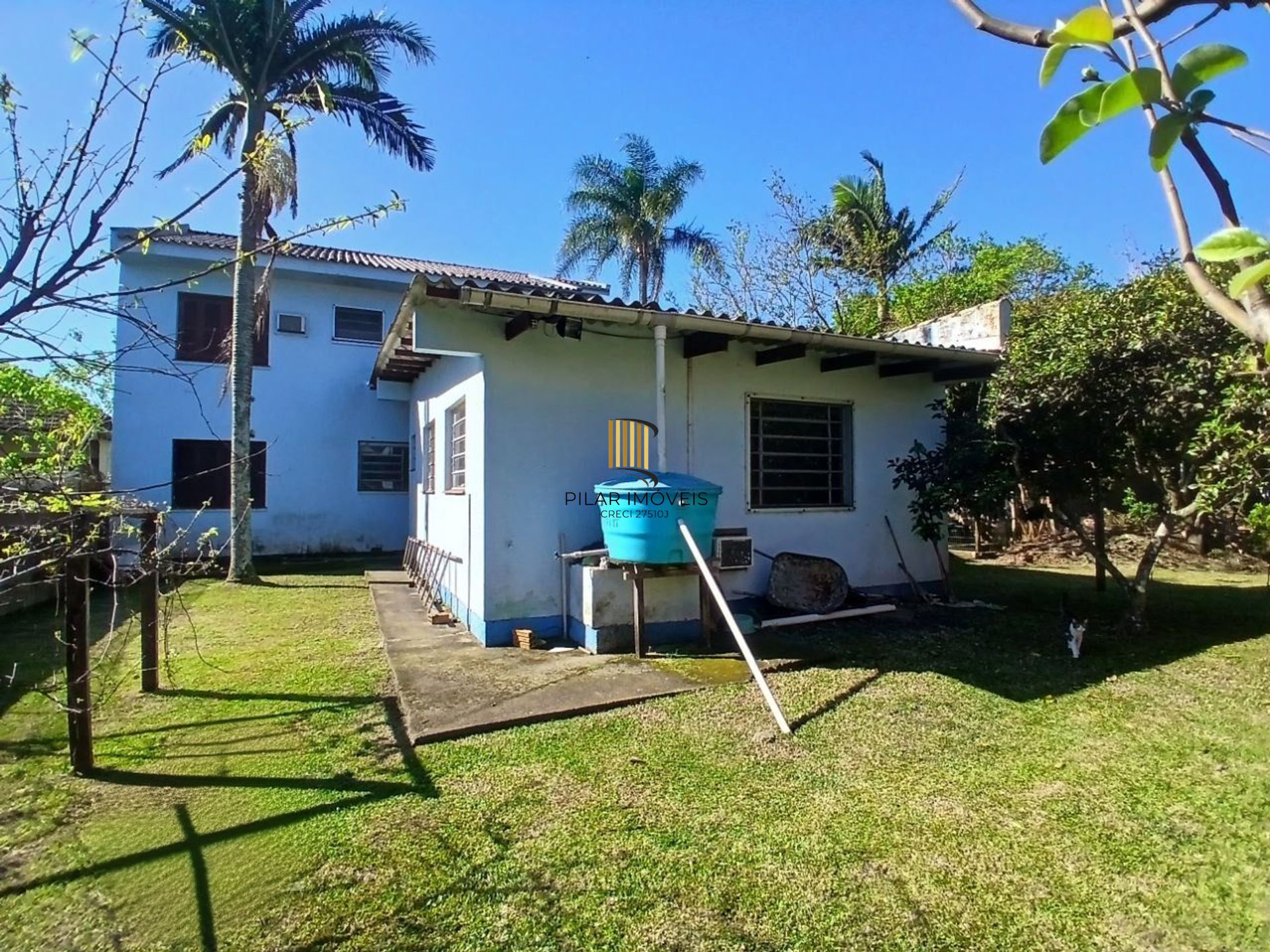 Casa com 3 dormitótrios, piscina e 2 vagas de garagem em Canoas.