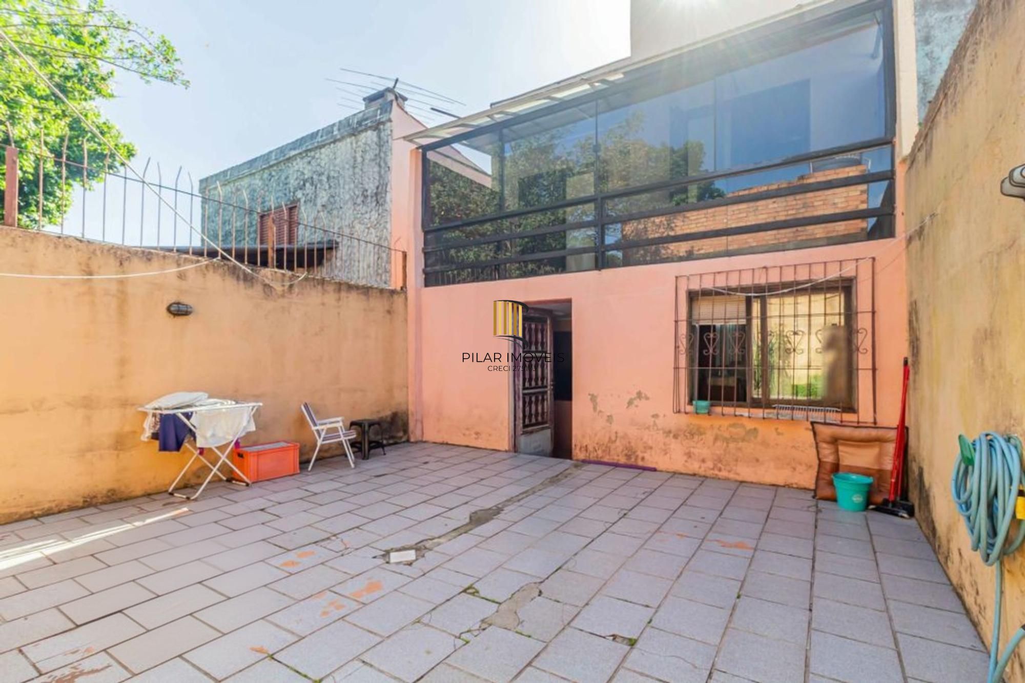 Casa com varanda fechada, 3 quartos, 2 vagas no bairro Farroupilha