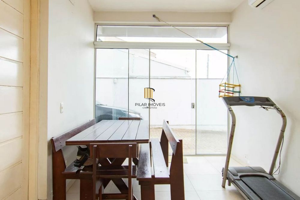 Casa de 3 dormitórios e 2 vagas de garagem em Canoas.