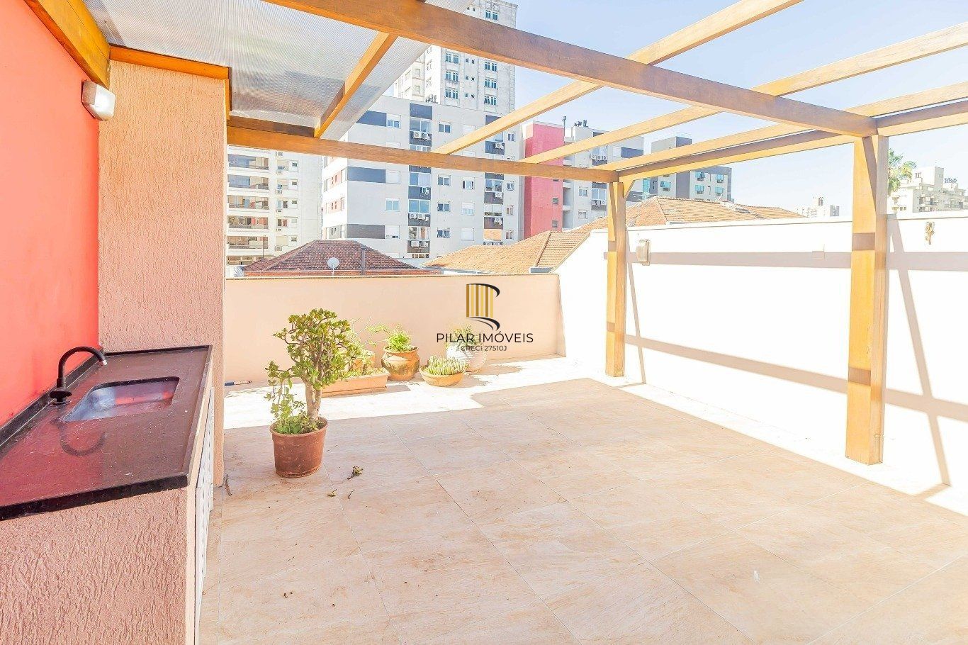 Prédio Comercial á venda com 2 salas e terraço no bairro Menino Deus