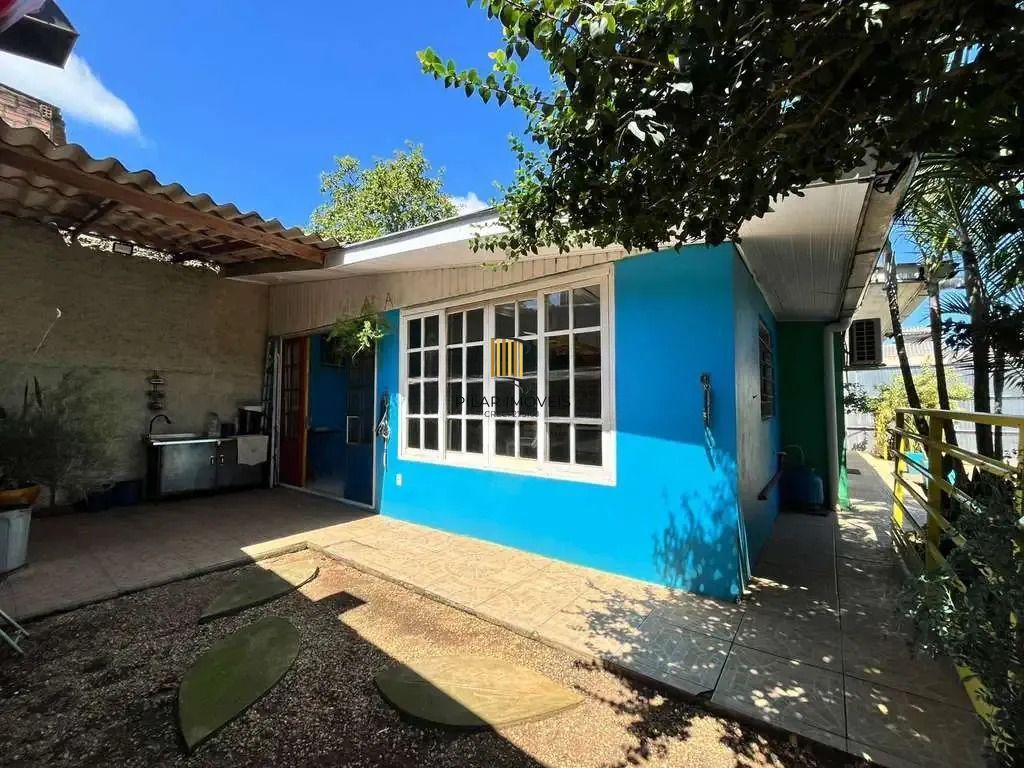 Casa com 3 quartos, vaga coberta e com muro no bairro Campos Novo