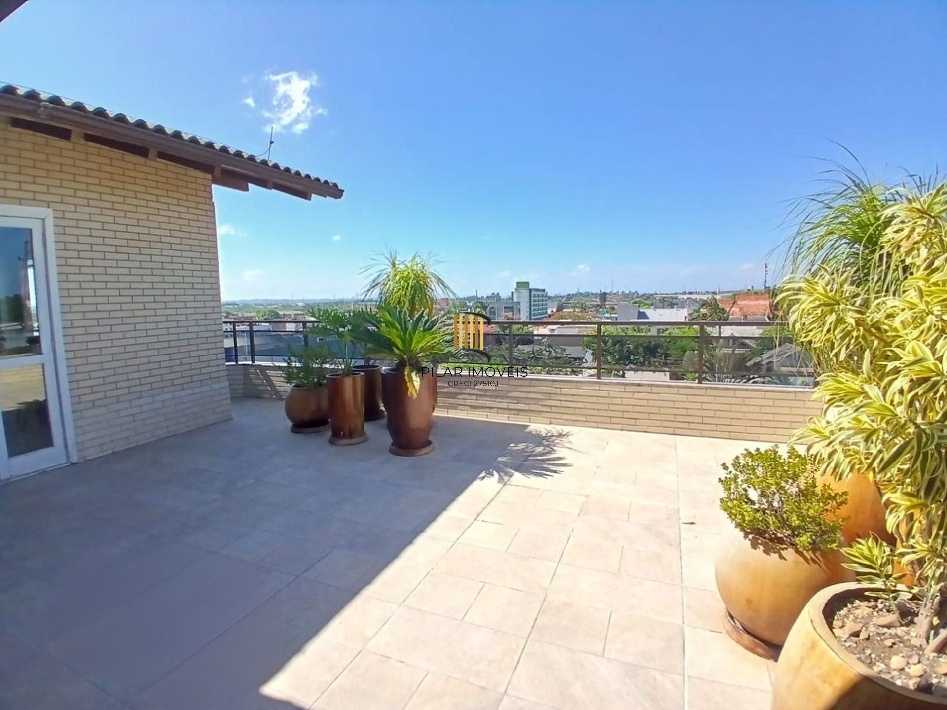 Cobertura com 4 quartos, 1 suíte, 4 vagas e elevador no bairro Igara Canoas.