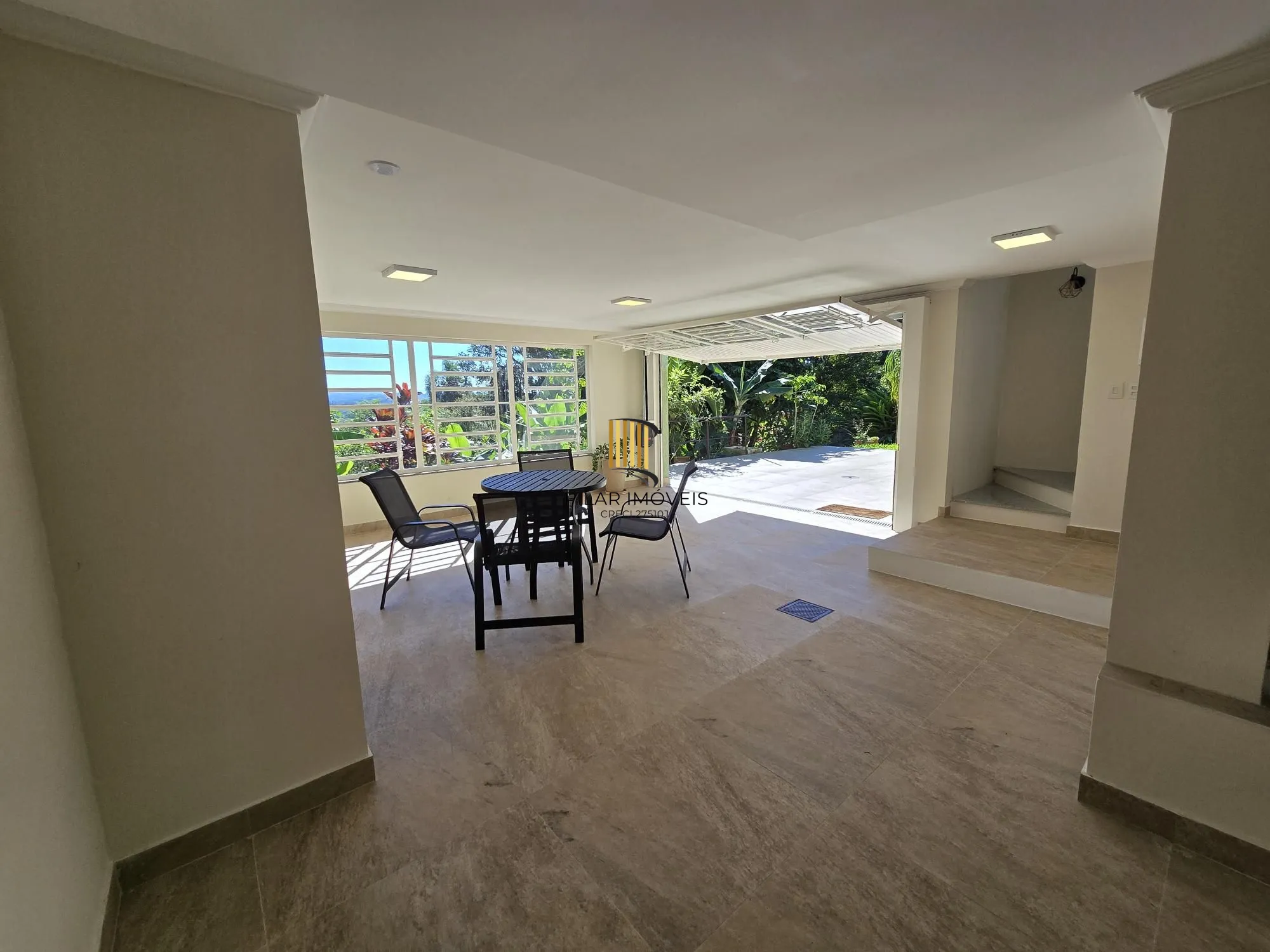 Casa 3 dormitórios, 1 suíte, 4 vagas 210 m² privativos no Belém Novo.