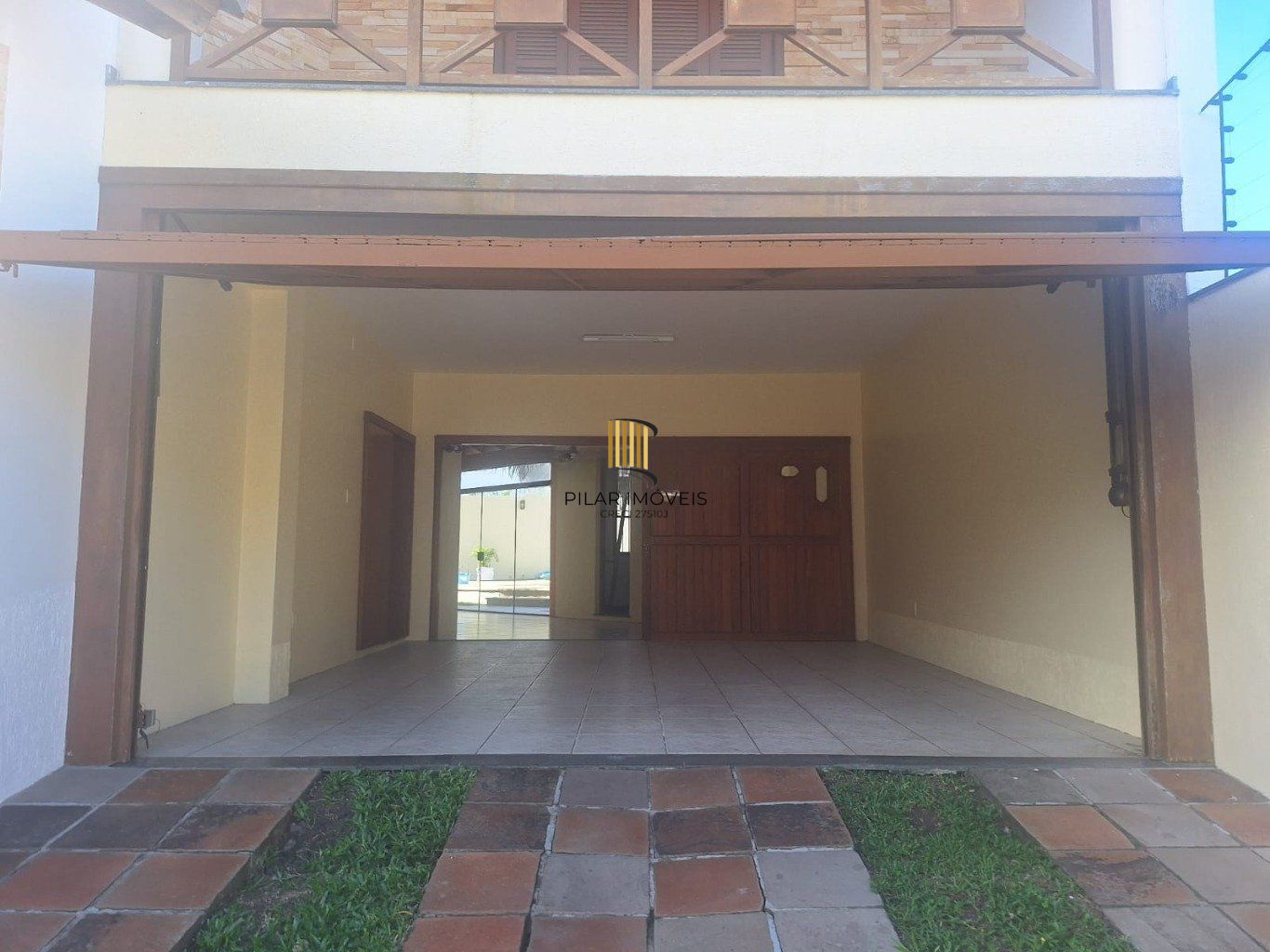 Casa 5 dormitórios, 1 suíte,  piscina e 2 vaga de garagem em Canoas.