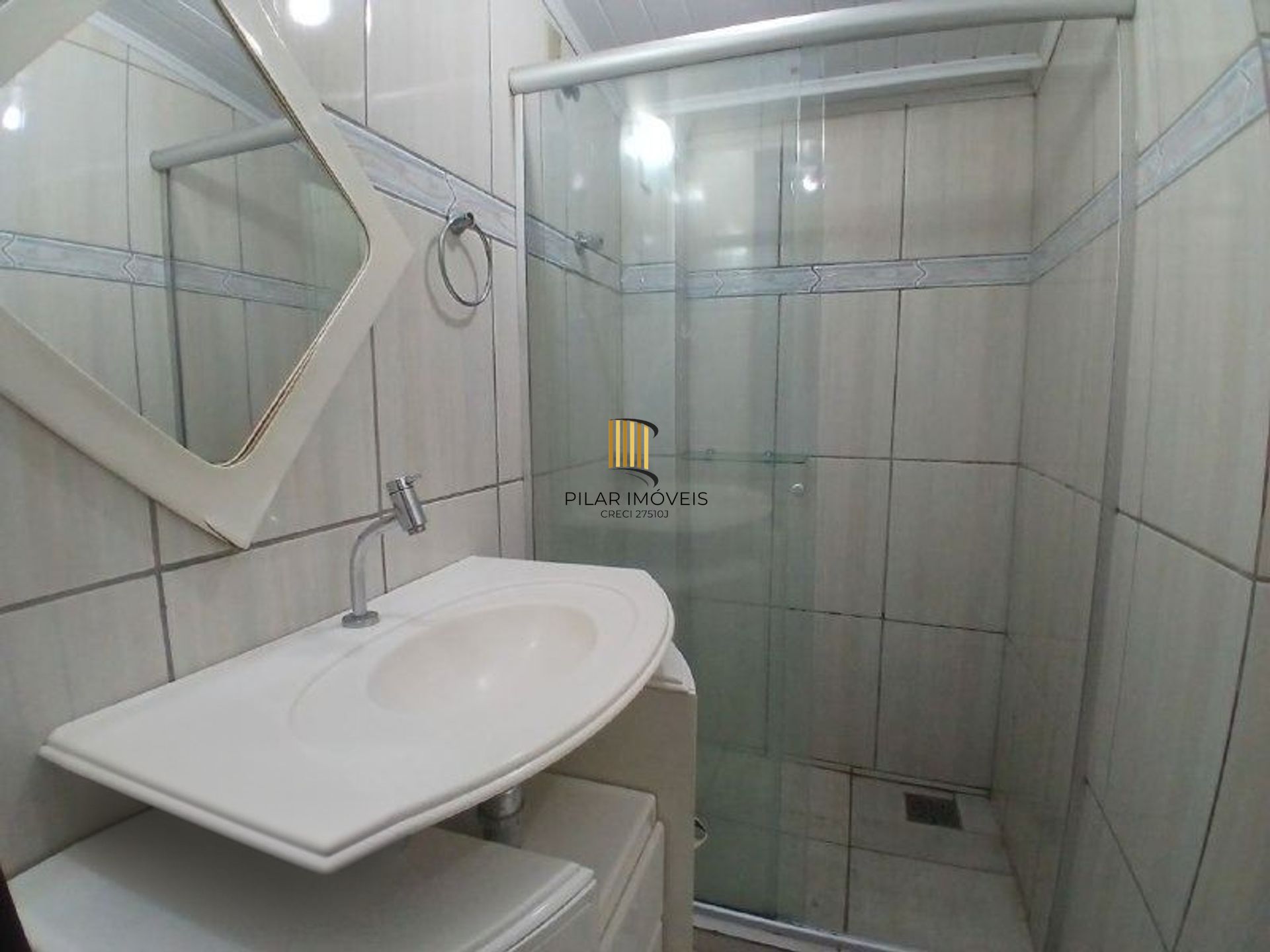 Casa de 3 dormitórios, piscina e 4 vagas de garagem em Canoas.