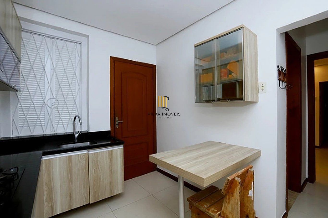 Casa com pátio, piscina e churrasqueira, no Bairro Nonoai