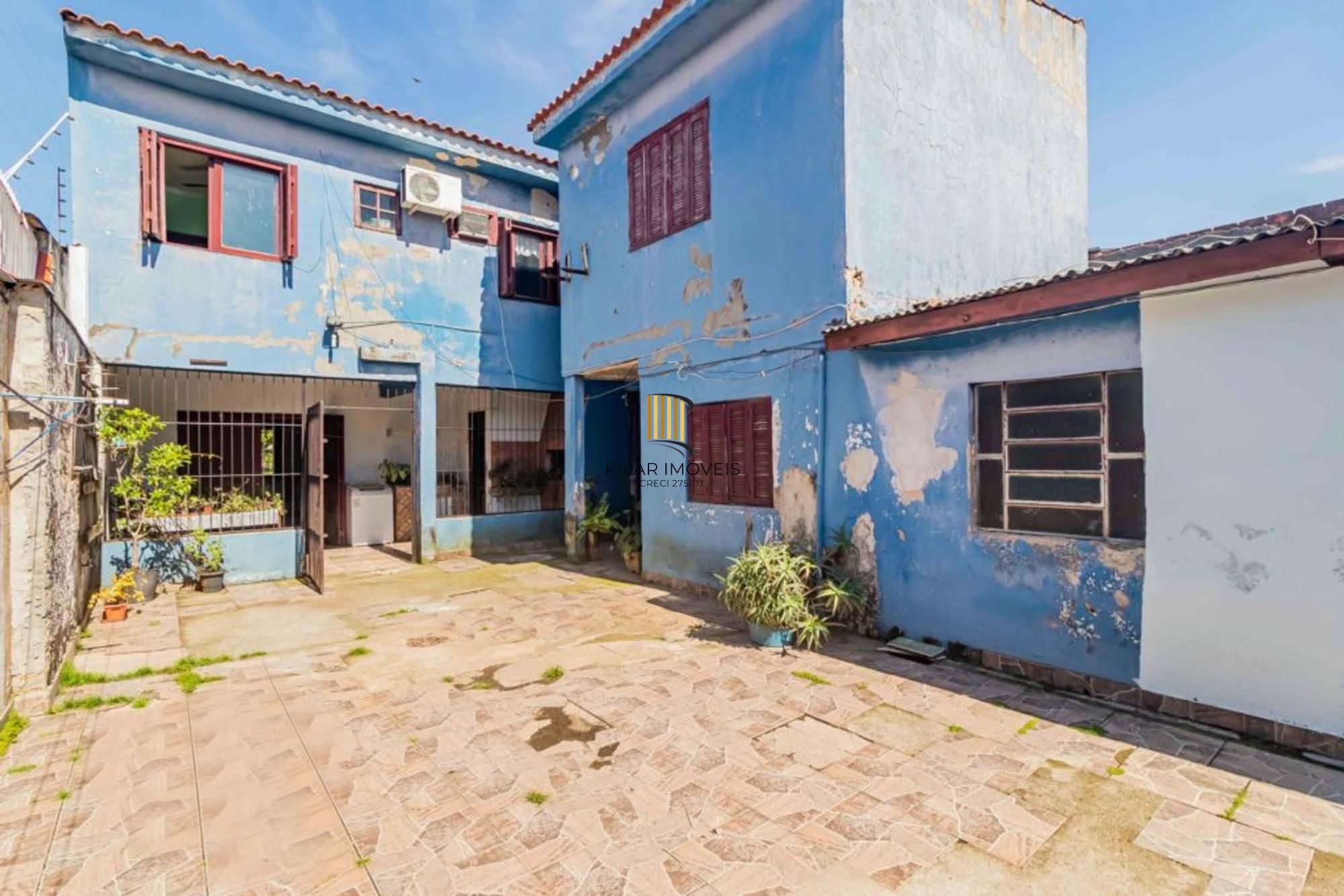 Casa com 4 quartos, 1 suíte , vaga de garagem e churrasqueira à venda em Sarandi.