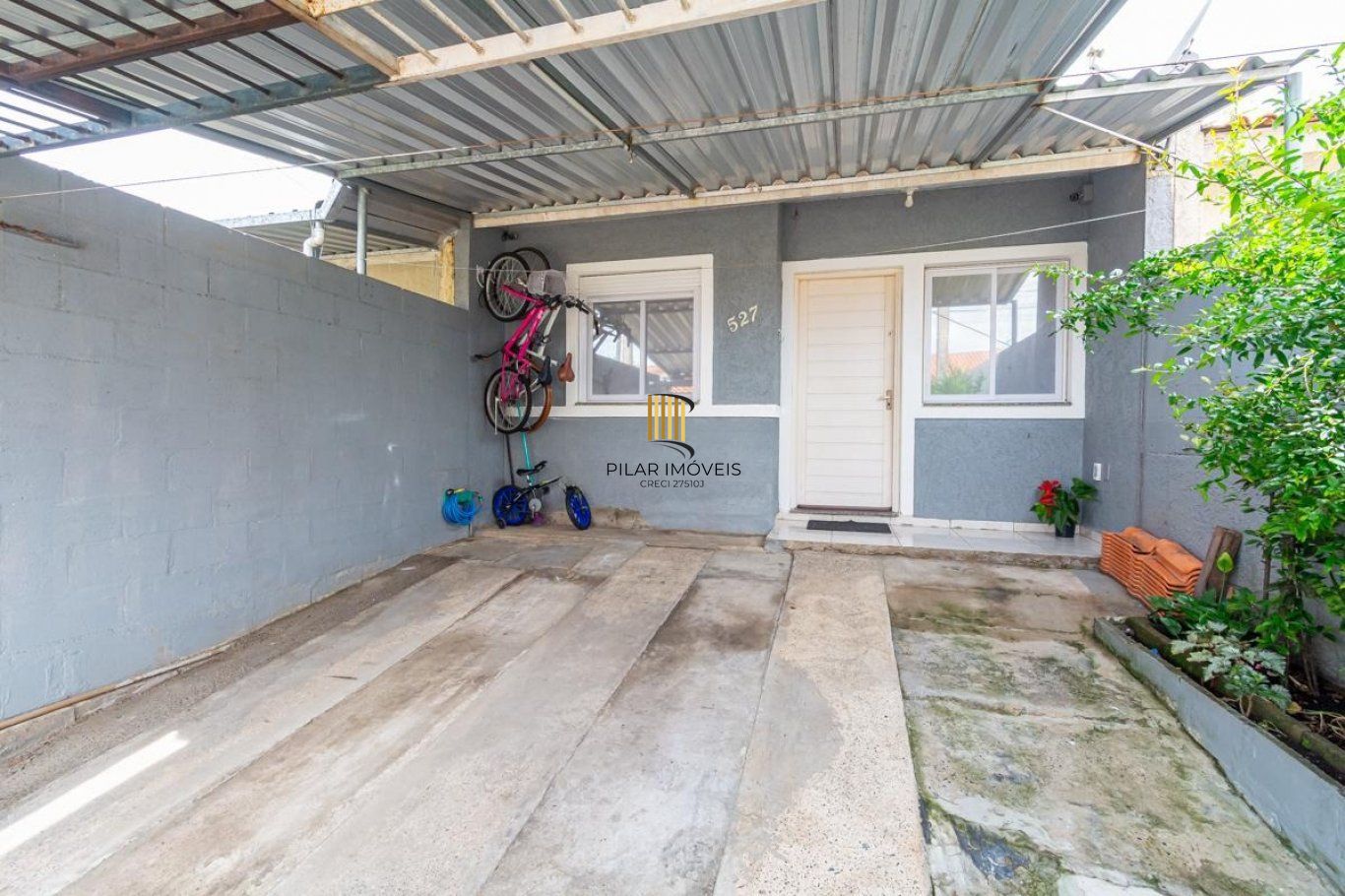 Casa de 2 dormitórios e com 2 vagas de garagem em Cachoeirinha.