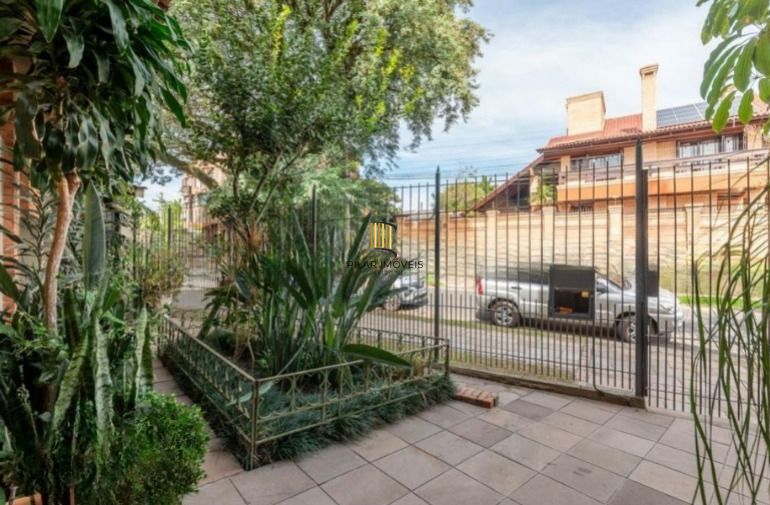 Casa semi mobiliada de 4 quartos e  4 vagas no bairro Chácara das Pedras.