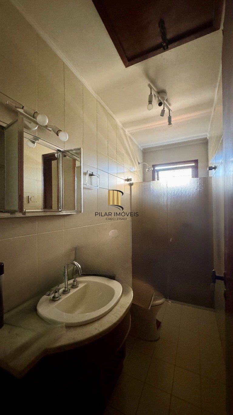 Casa com 350m², 4 quartos, 2 Suítes à venda em Azenha, Porto Alegre.