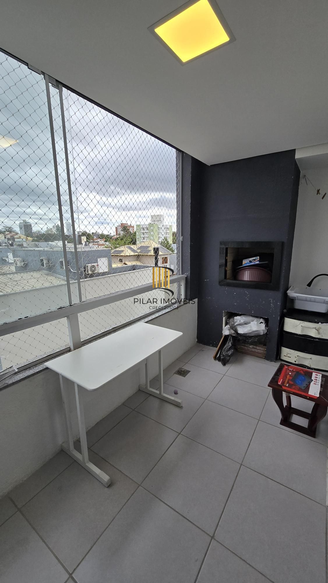 Apartamento semimobiliado com 2 dormitórios (1 suíte) em Gravataí