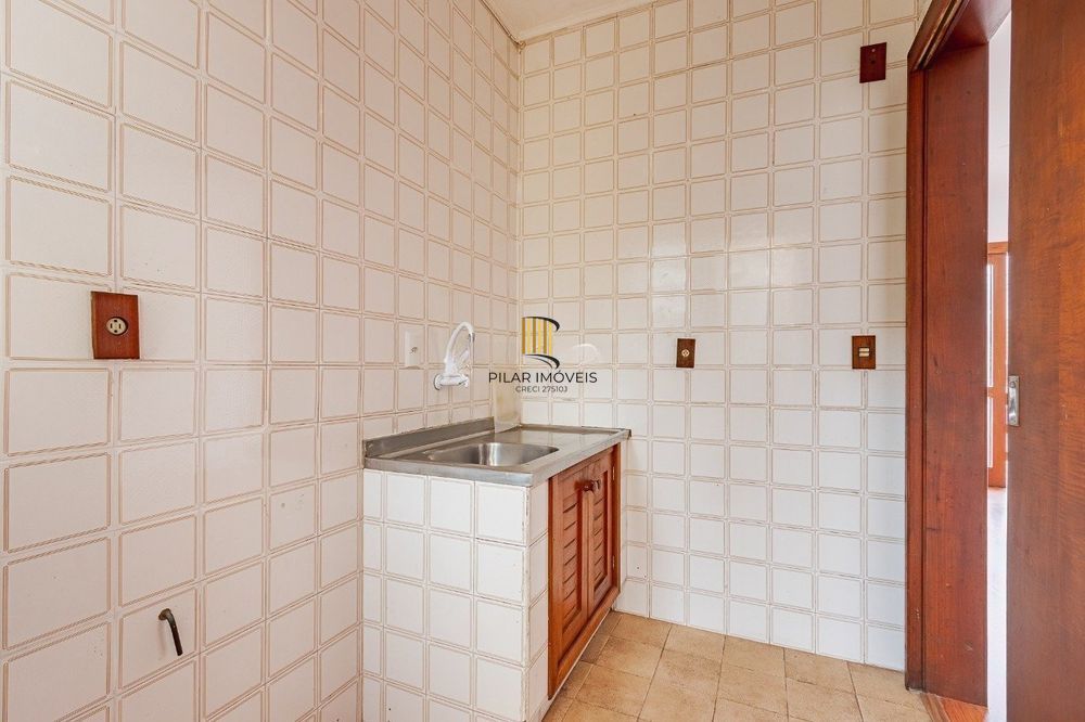 Apartamento com 1 Suite, sacada e 1 vaga de garagem no bairro Cidade Baixa