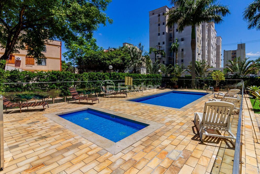 Apartamento mobiliado com 2 dormitórios e 1 vaga de garagem na Rua Sadi Castro.