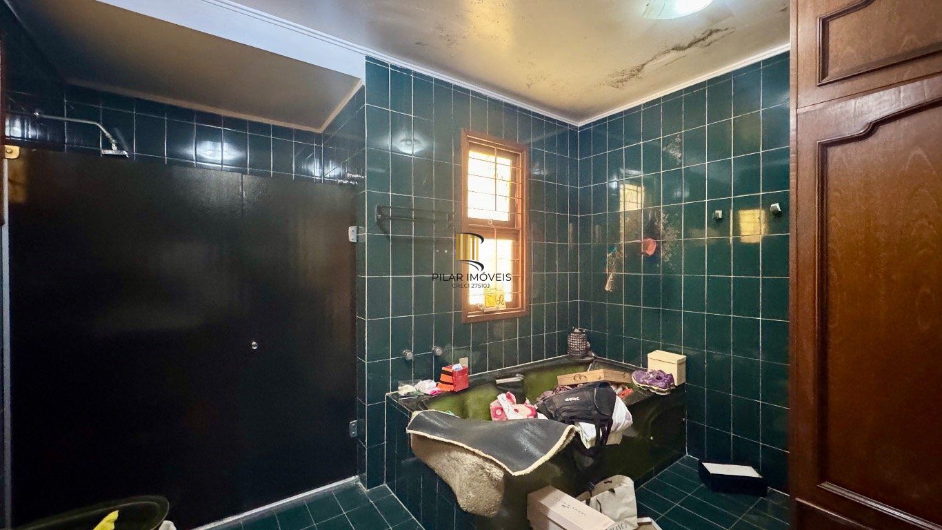 Casa com 350m², 4 quartos, 2 Suítes à venda em Azenha, Porto Alegre.