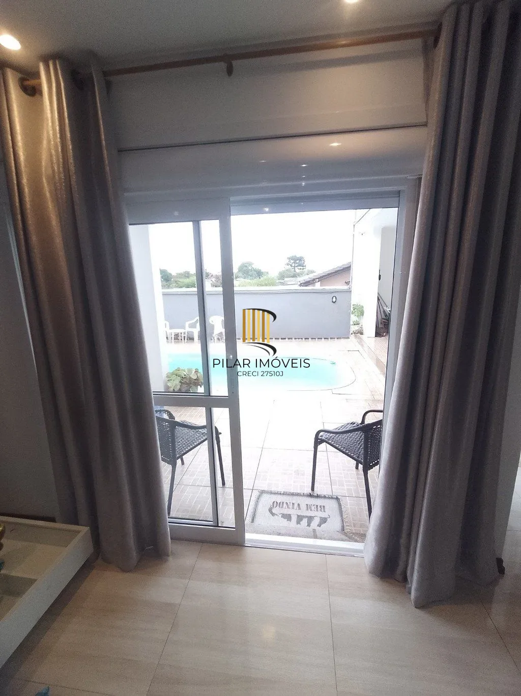 Casa de 5 dormitórios, piscina e 4 vagas de garagem em Canoas.