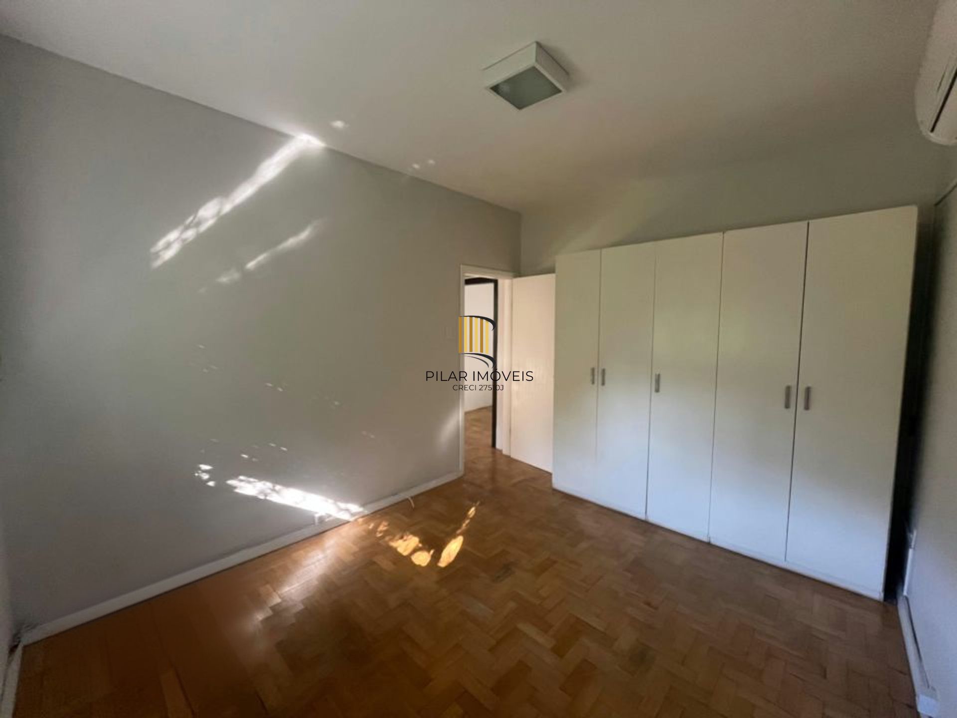 Apartamento semi mobilado de 2 dormitórios bairro Moinhos de Vento