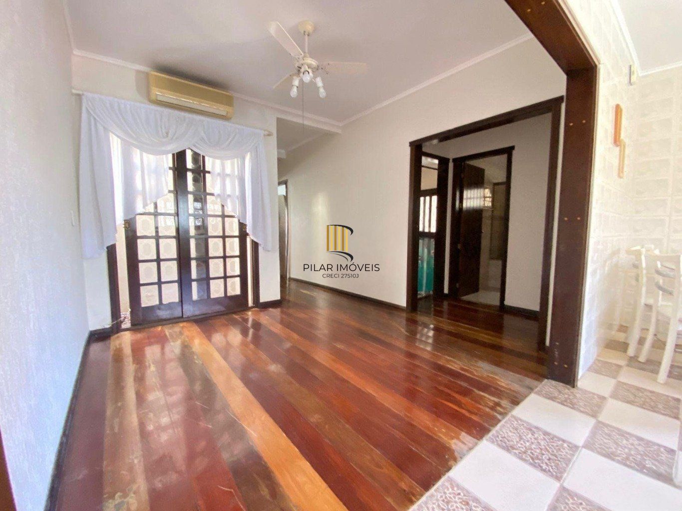 Casa de 131m² com 3 Quartos, piscina e 4 vagas de garagem em Canoas.