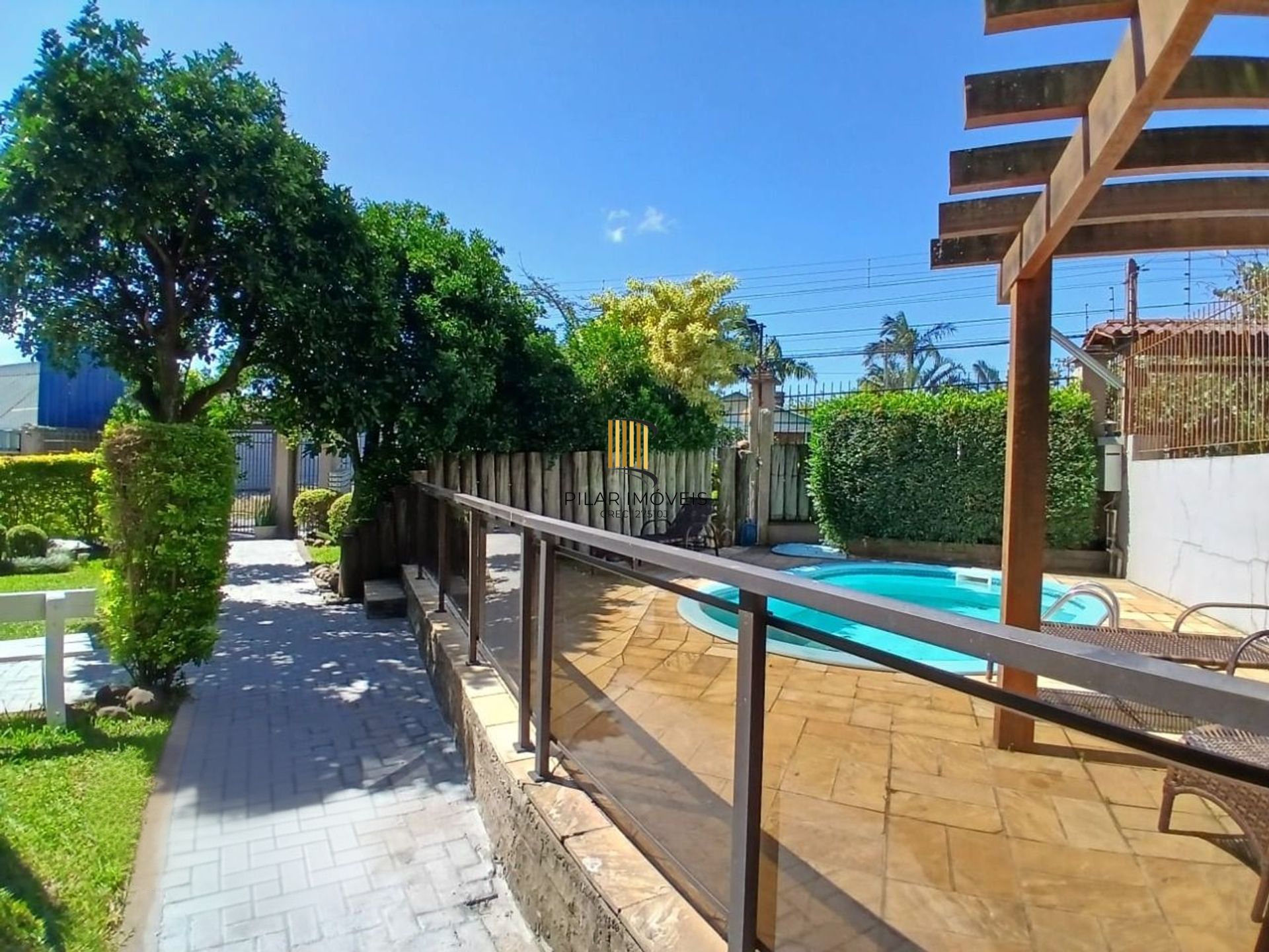 Cobertura com 4 quartos, 1 suíte, 4 vagas e elevador no bairro Igara Canoas.