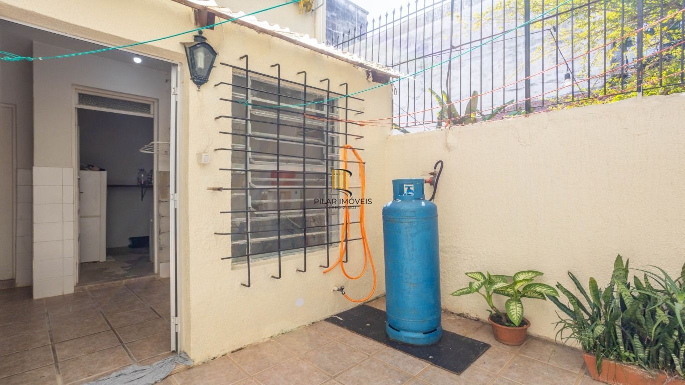 Apartamento térreo com pátio à venda no Bom Fim – 2 dormitórios e dependência