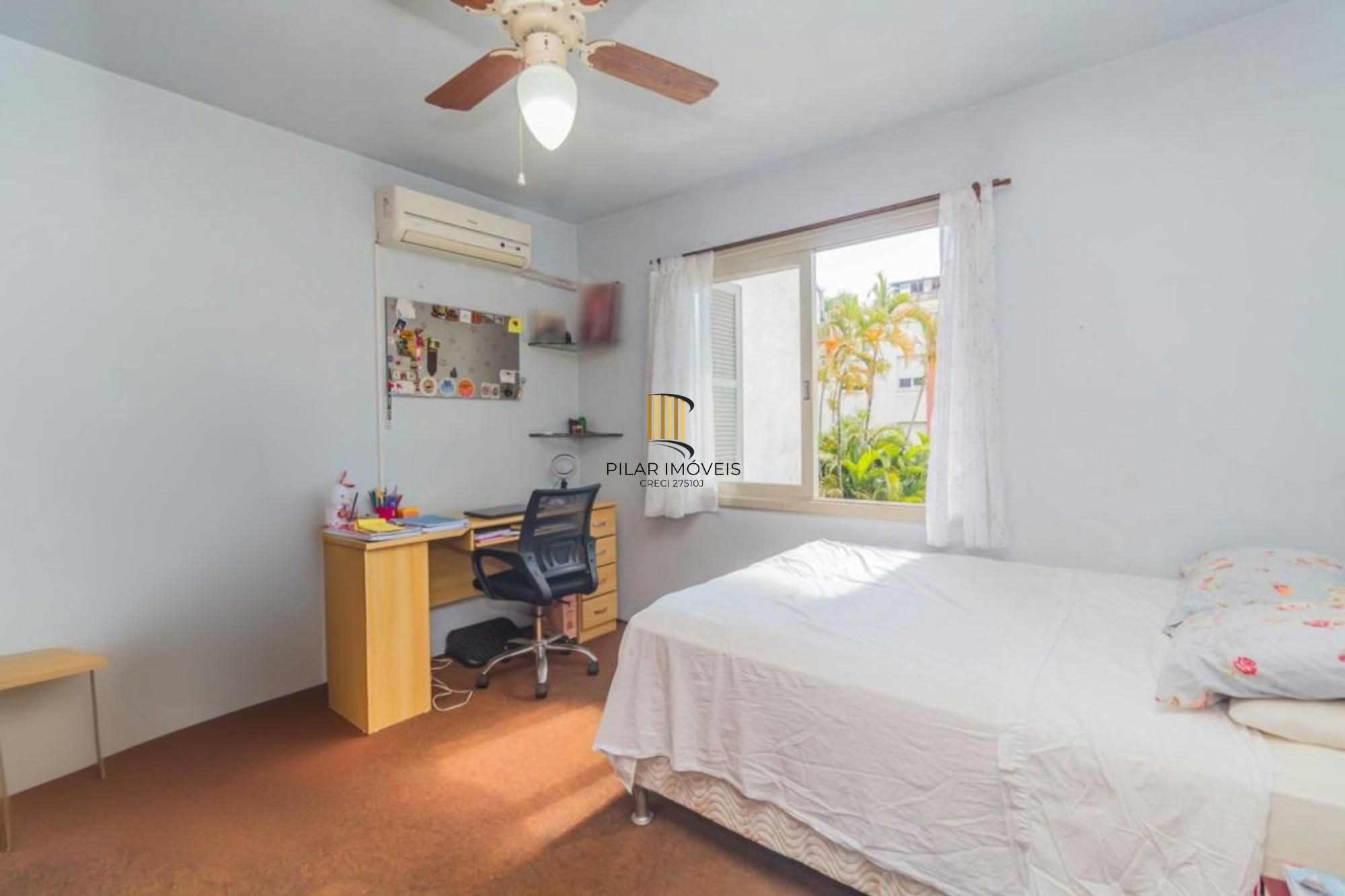 Casa com 255 metros privativos e pátio com piscina no Bairro Higienópolis