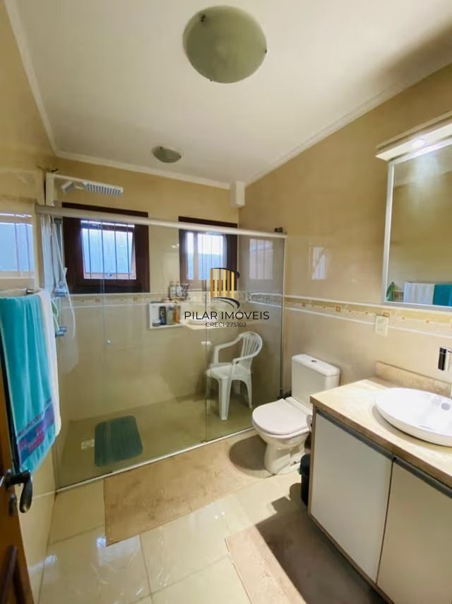 Casa de 3 dormitórios, elevador e 3 vagas de garagem em Canoas.
