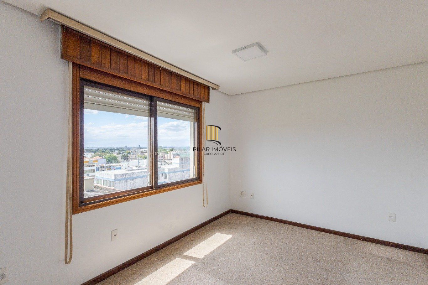 Cobertura com 4 quartos, 1 suíte e 2 vagas no bairro Passo da Areia.