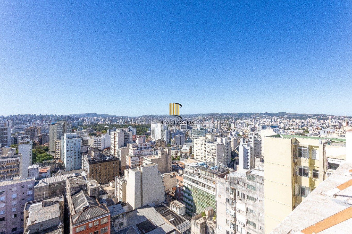 JK mobiliado com sacada e vista na Borges de Medeiros no Centro Historico