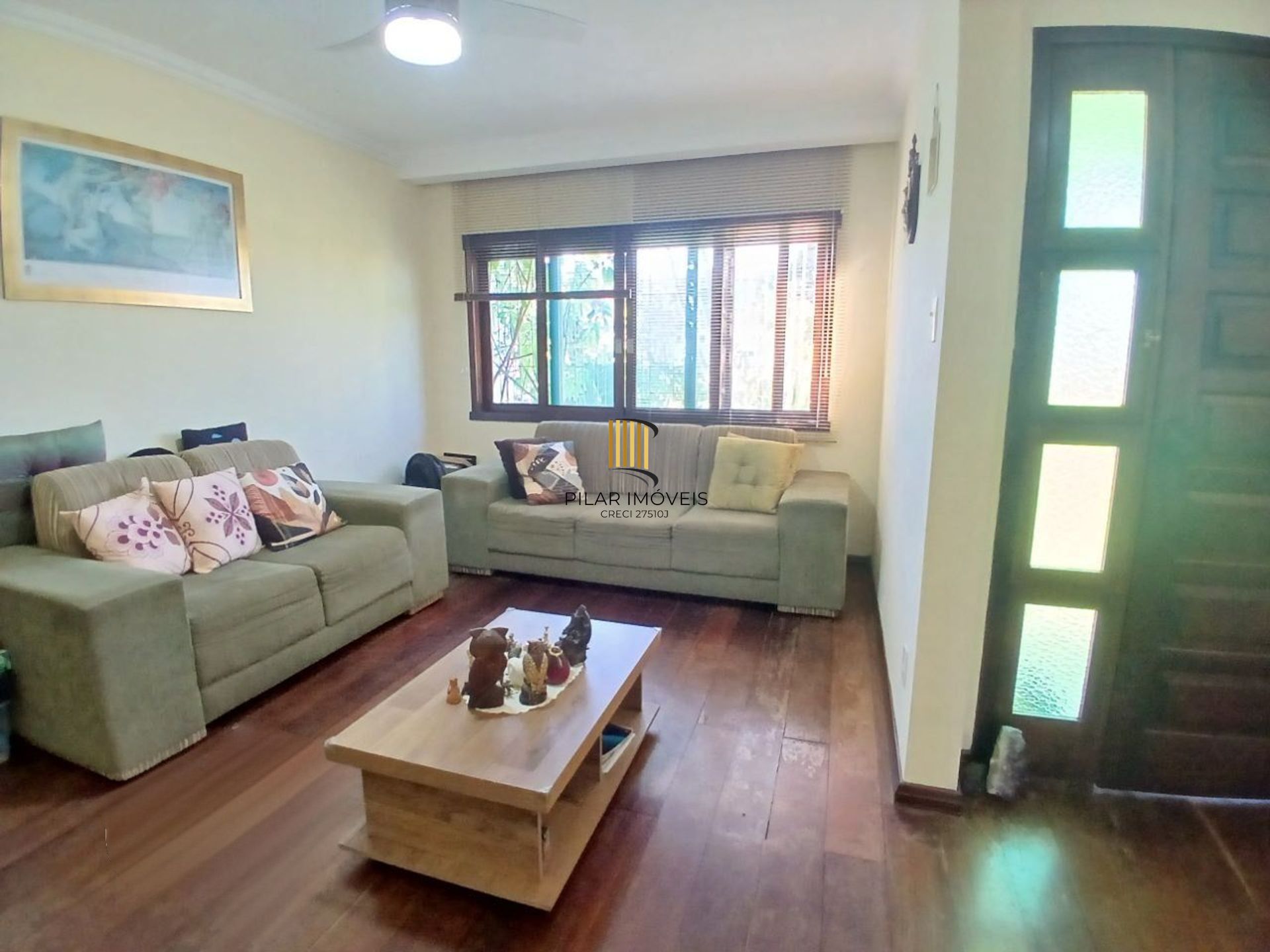 Casa com 3 dormitótrios, piscina e 2 vagas de garagem em Canoas.