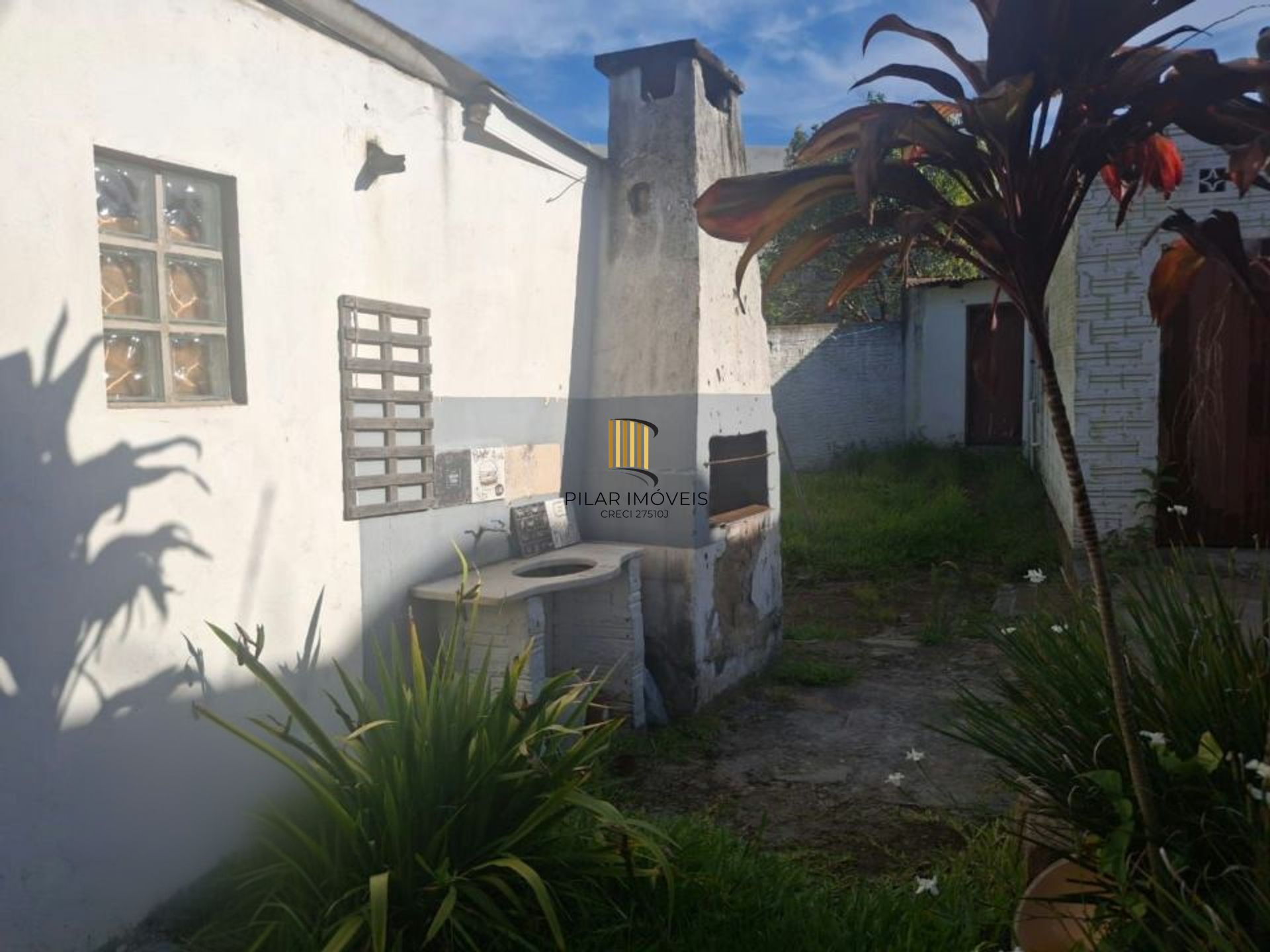 Casa 2 dormitórios com pátio e 3 vagas no Camaquã