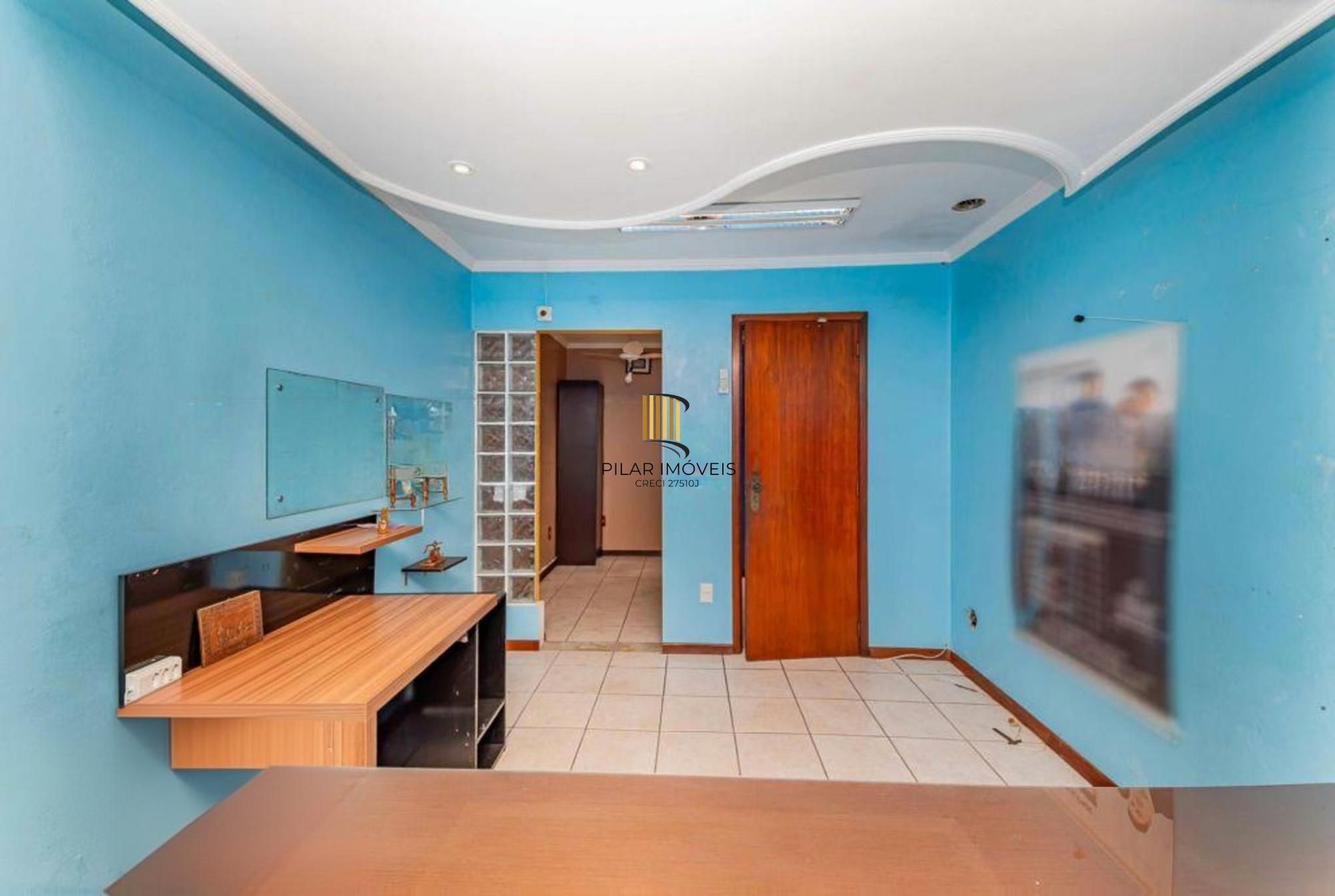 Casa de 3 quartos, churrasqueira, terraço, 2 vagas no bairro Glória.