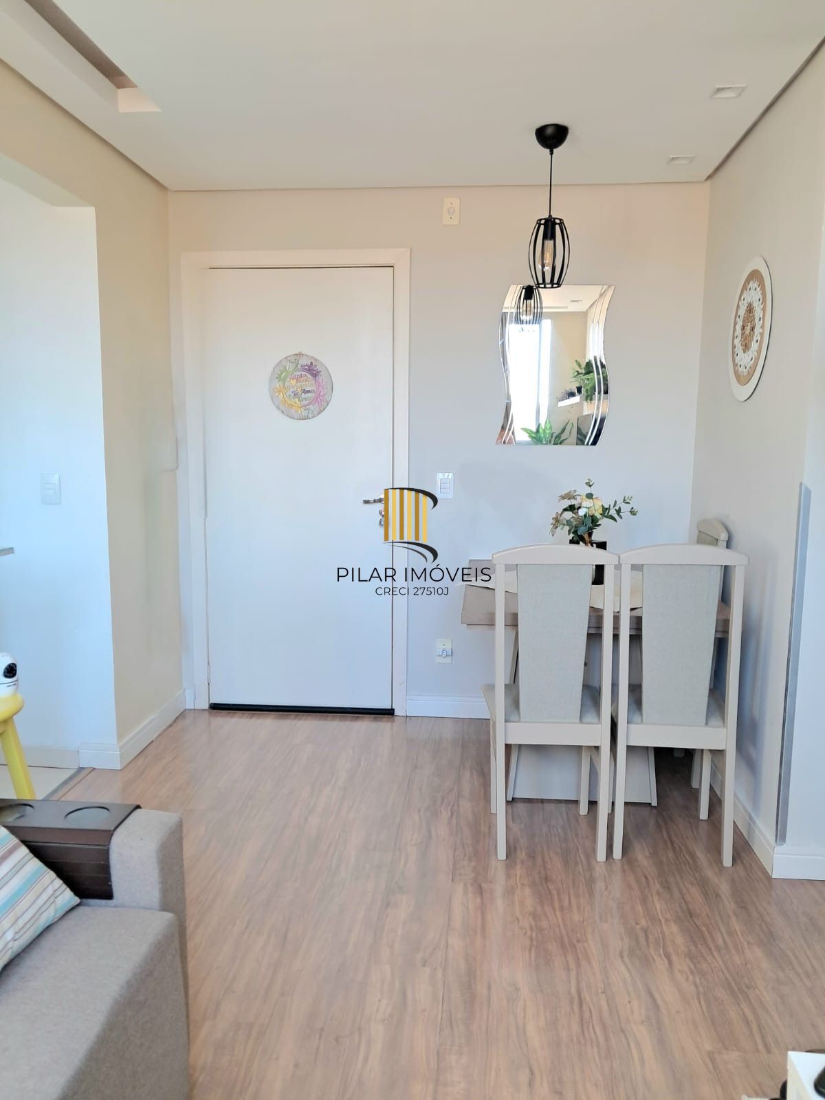 Apartamento semi mobiliado 2 dormitórios 1 vaga de garagem na Rua Sadi Castro.