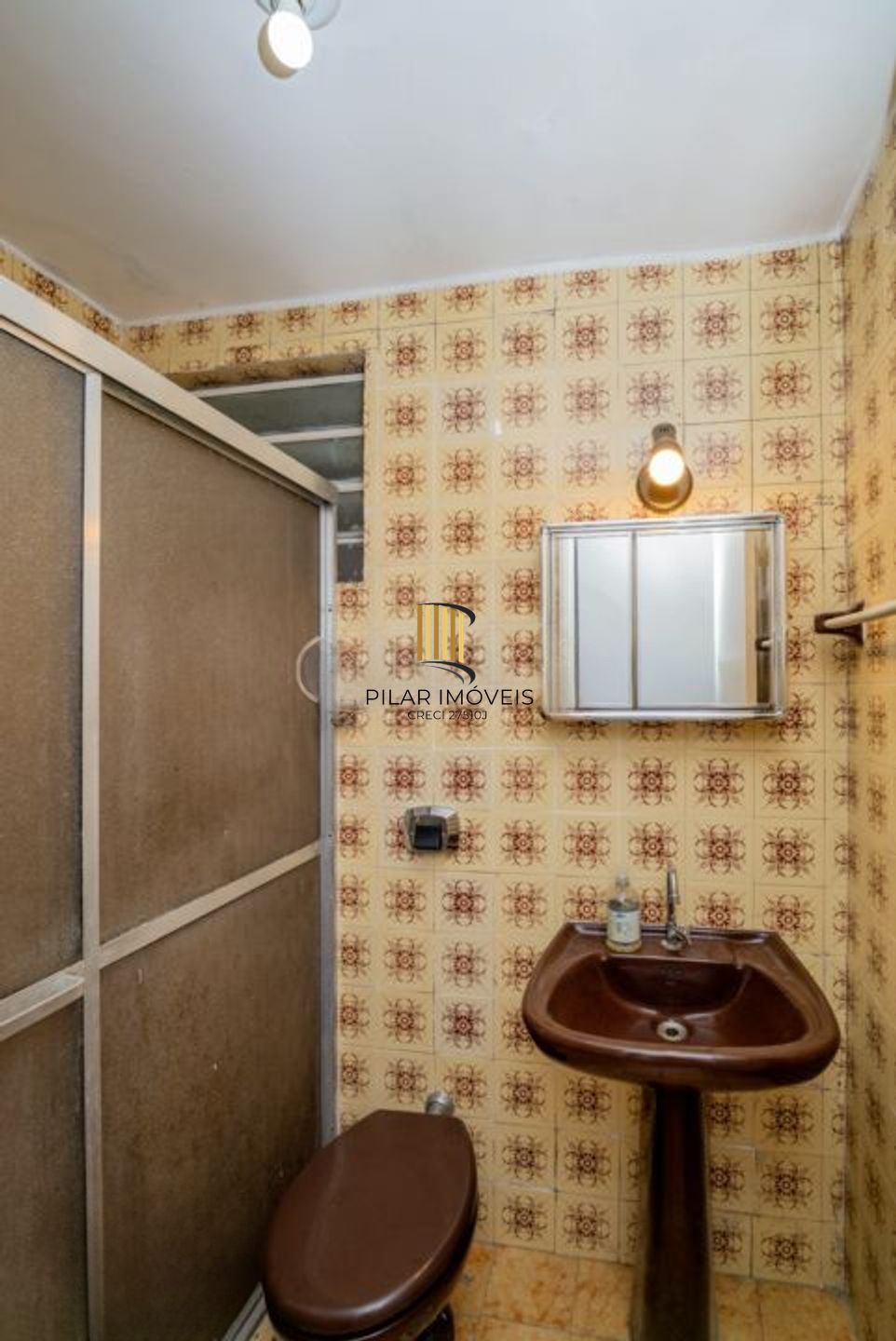Apartamento com 2 quartos, 2 banheiros e 1 vaga no bairro Azenha.