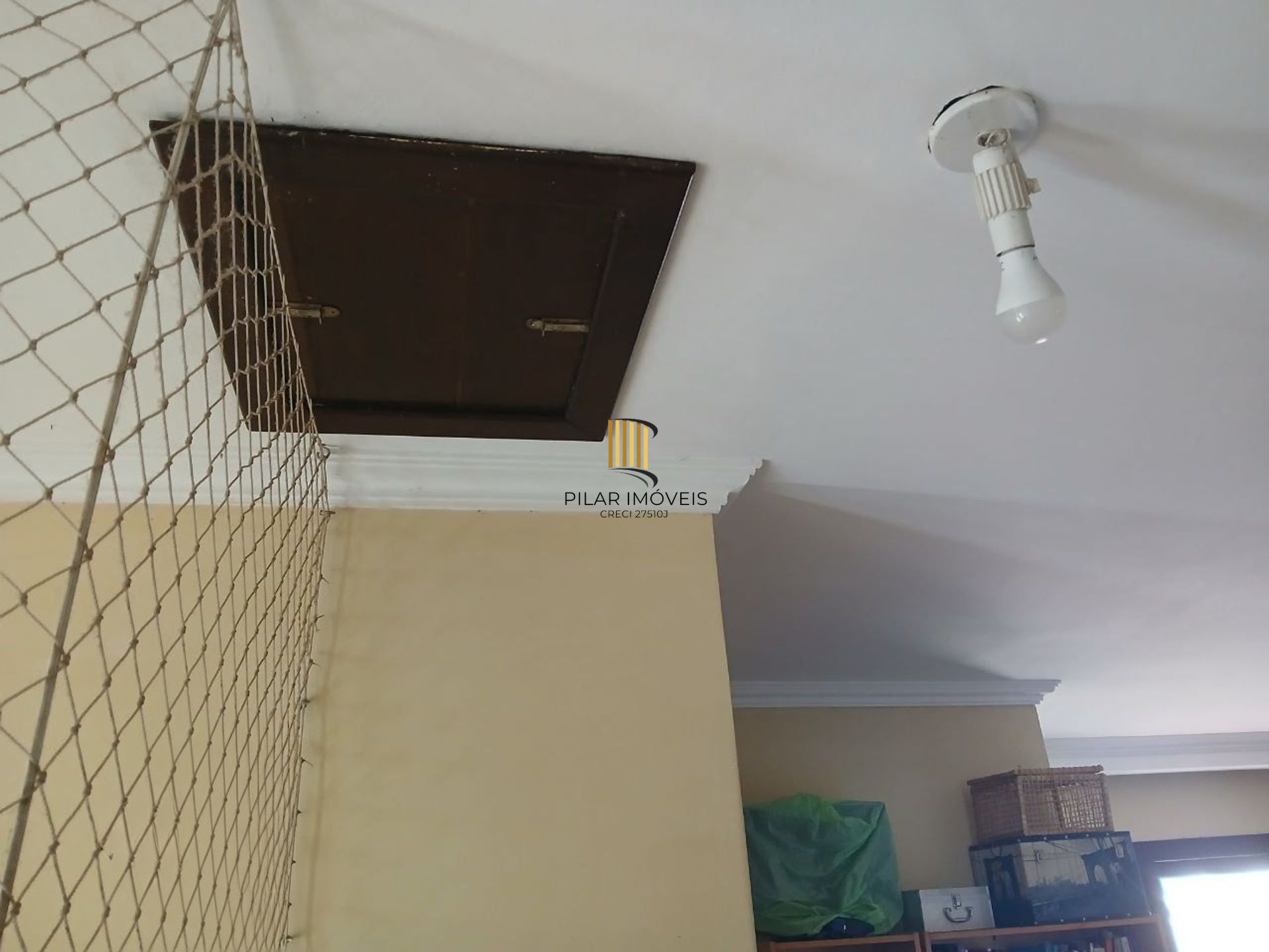 Casa com 3 dormitótrios, piscina e 2 vagas de garagem em Canoas.