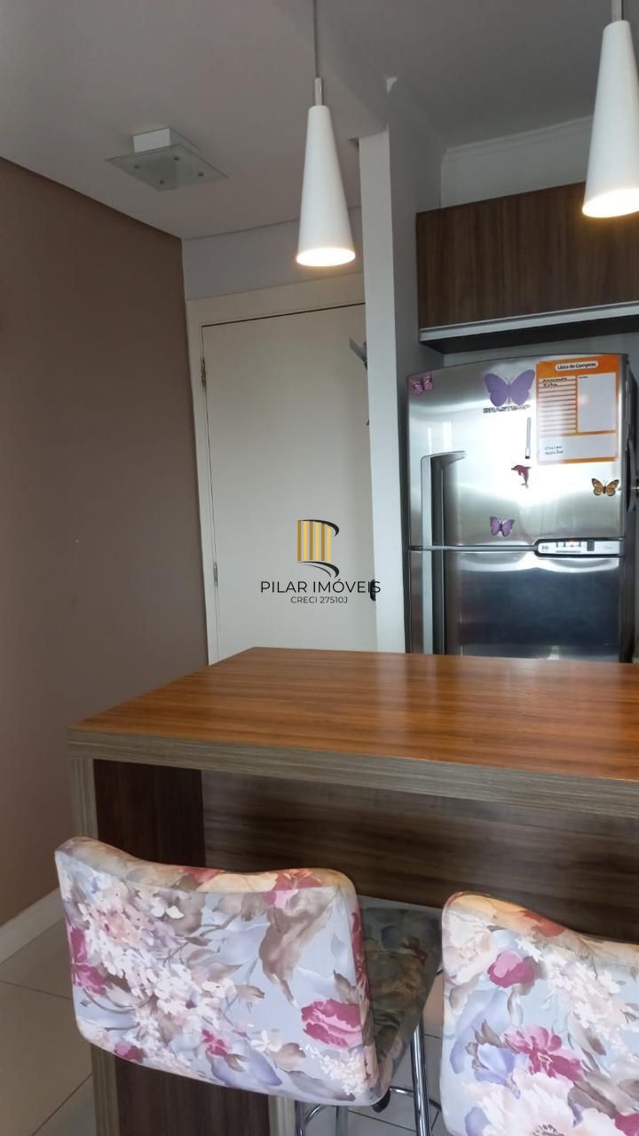 Apartamento com sacada, todo mobiliado de 3 dormitórios com suíte e 2 vagas de garagem.