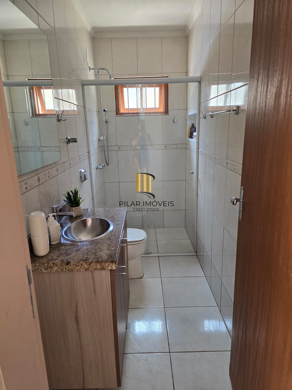 Casa térrea,3 dormitórios e 4 vagas cobertos no Sarandi.