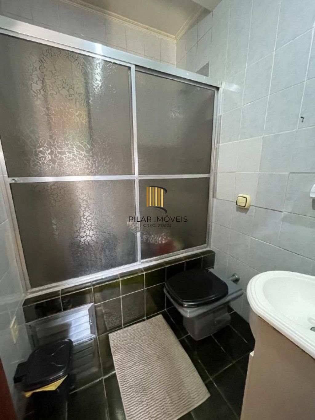 Casa geminada com 3 quartos, vaga de garagem e sacada no bairro Jardim Sabara