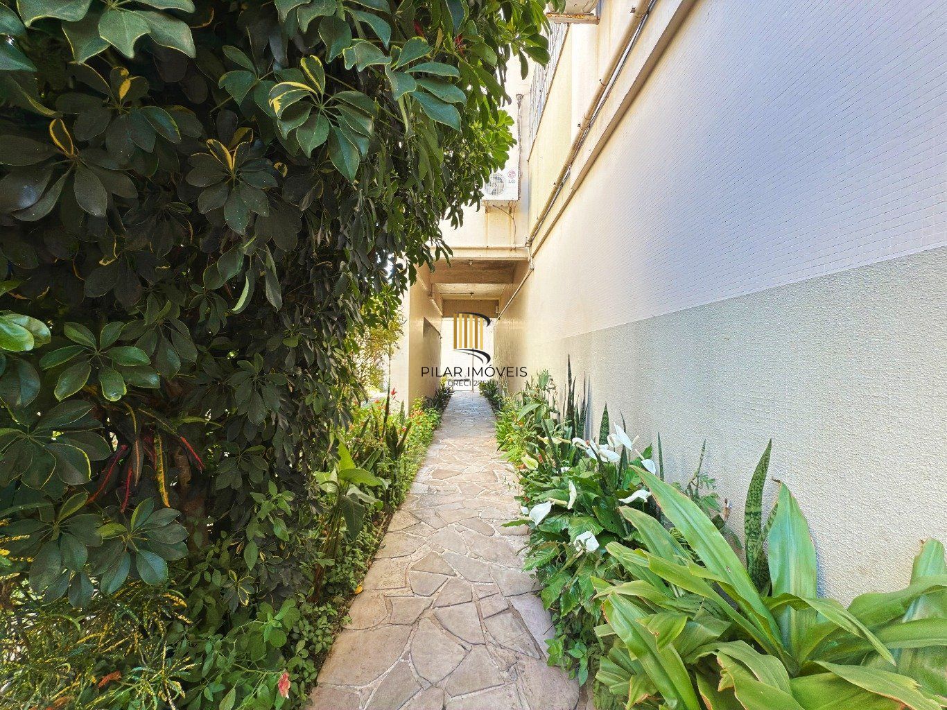 Cobertura com 2 quartos, vaga, elevador e churrasqueira  no bairro Cristal.