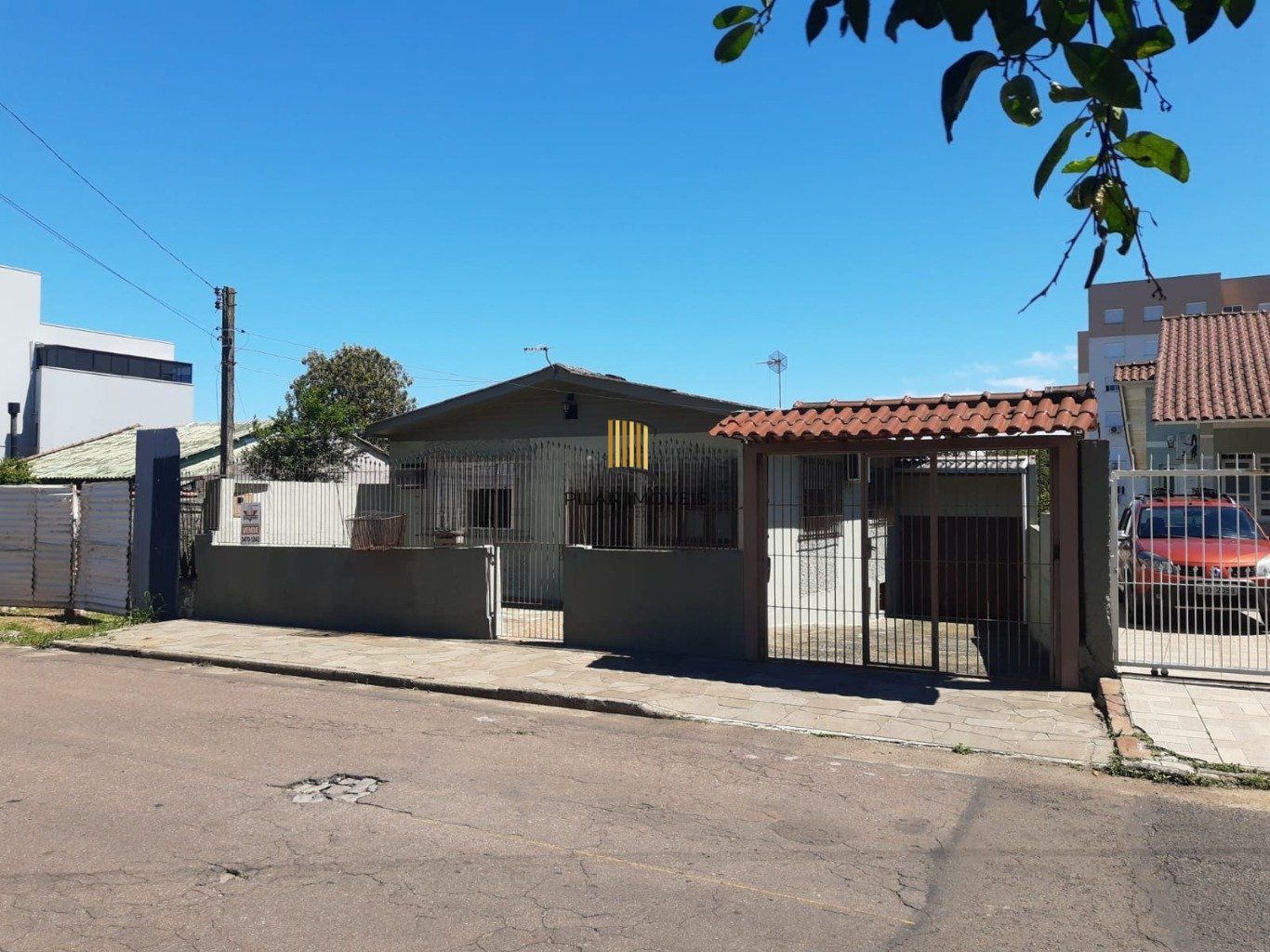 Casa com 3 quartos e 2 vagas de garagem coberta em Cachoerinha. - Pilar Imóveis