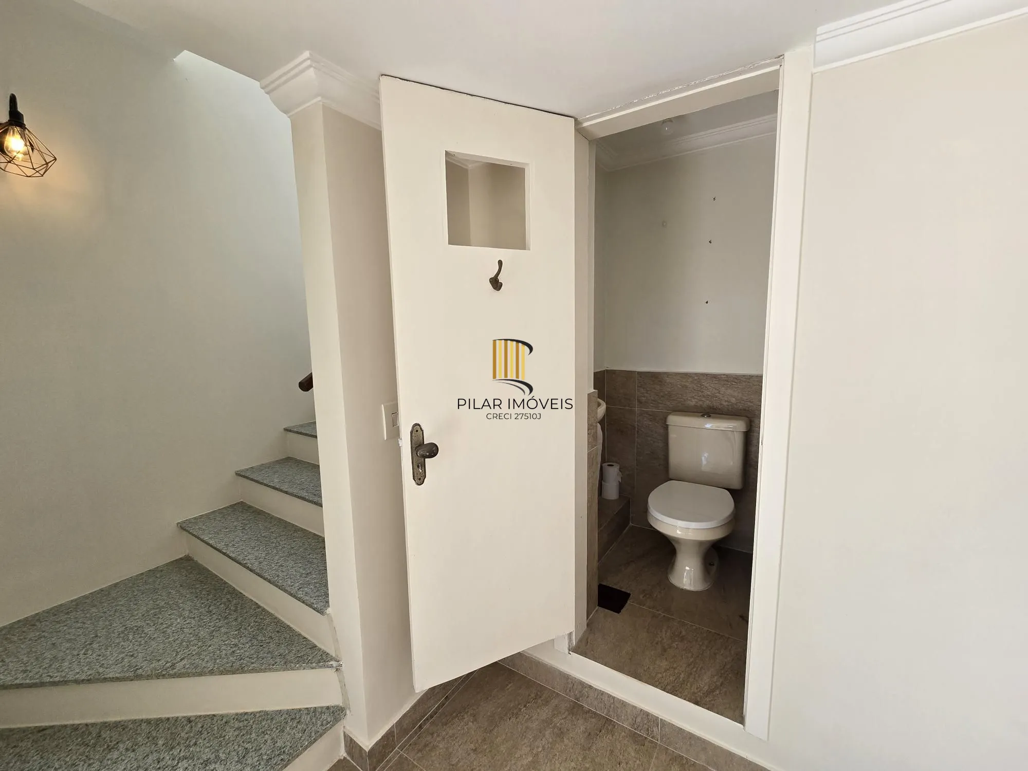 Casa 3 dormitórios, 1 suíte, 4 vagas 210 m² privativos no Belém Novo.