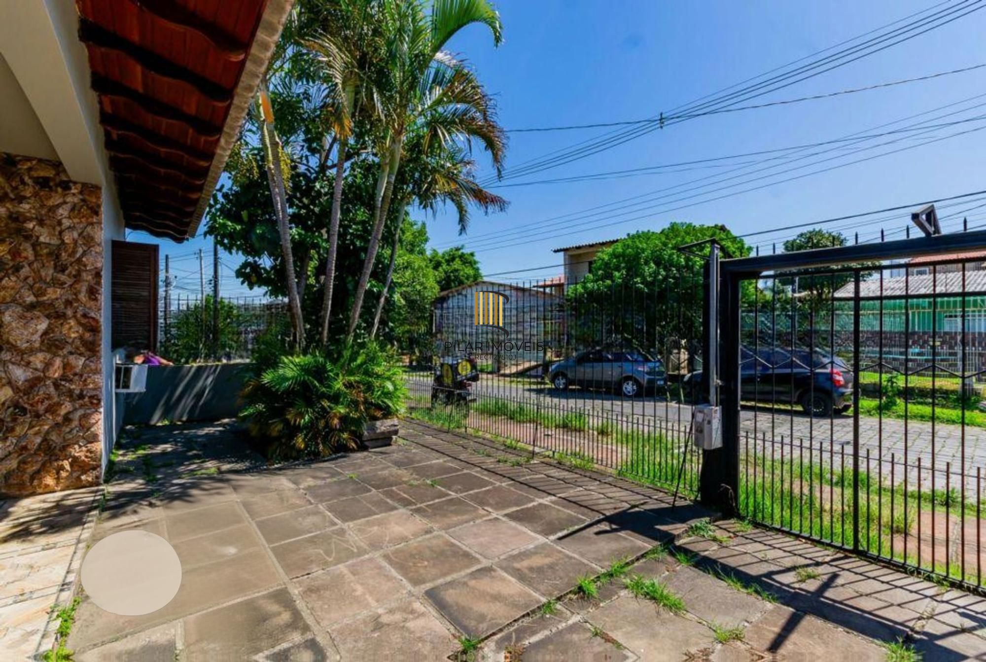 Casa com 3 dormitórios, 4 vagas e amplo pátio no Bairro Sarandí