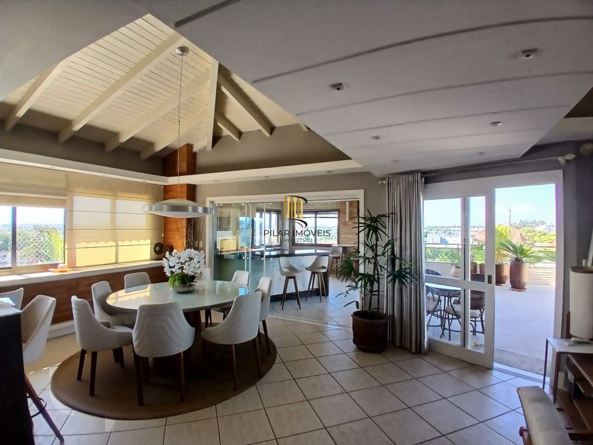 Cobertura com 4 quartos, 1 suíte, 4 vagas e elevador no bairro Igara Canoas.