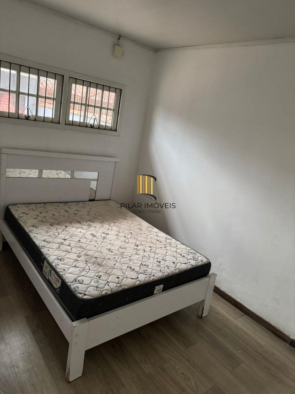 Casa de 4 dormitórios e 2 vagas de garagem no Bairro Monte Carlos Cachoeirinha.