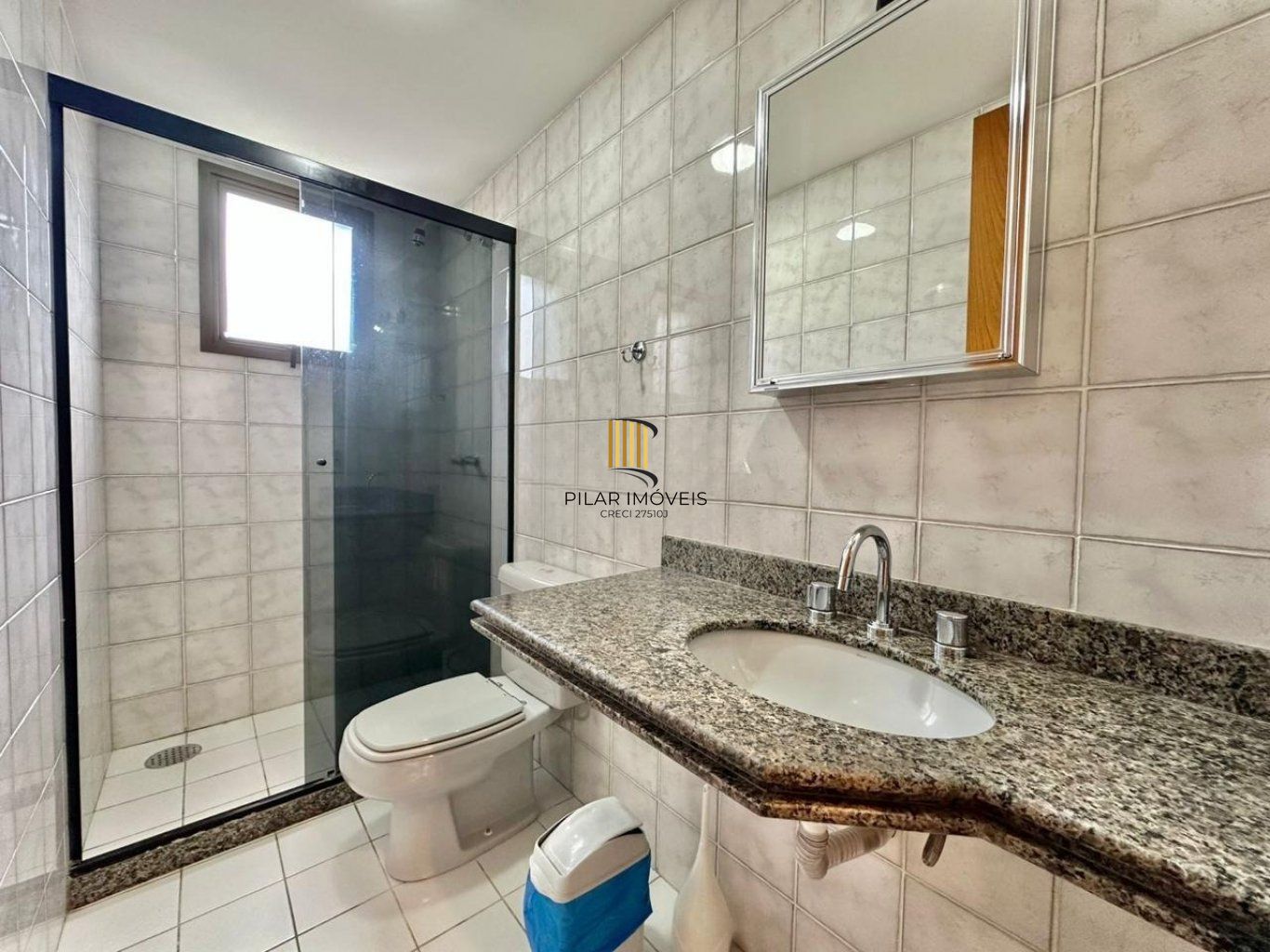 Apartamento com 3 quartos, vaga e elevador no Bairro Menino Deus