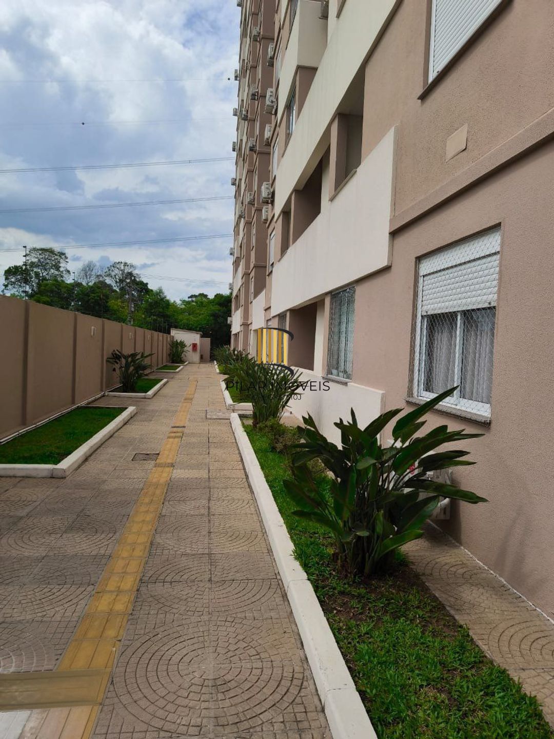 Apartamento de 2 dormitórios, elevador e 1 vaga de garagem em Canoas.