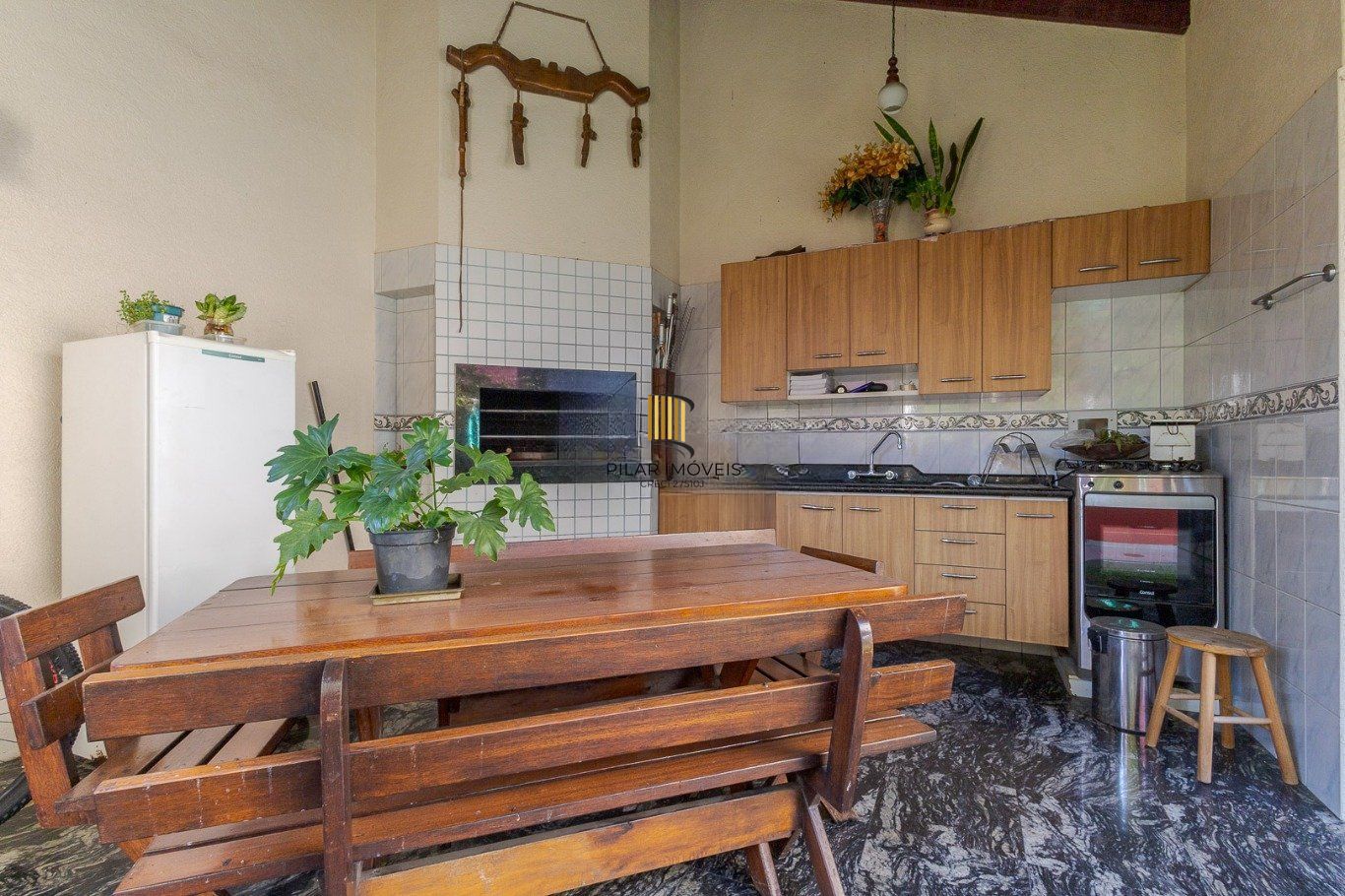 Casa de 297m² no centro de canoas, com 3 quartos, 1 suíte e 3 vagas de garagem.