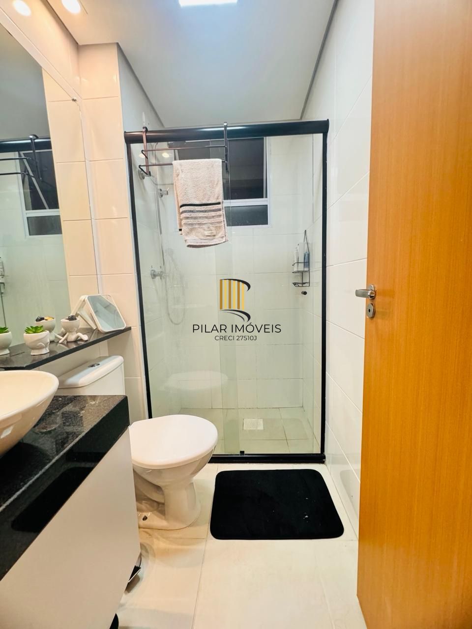 Apartamento de 2 dormitórios com 1 vaga no Bairro Morro Santana.